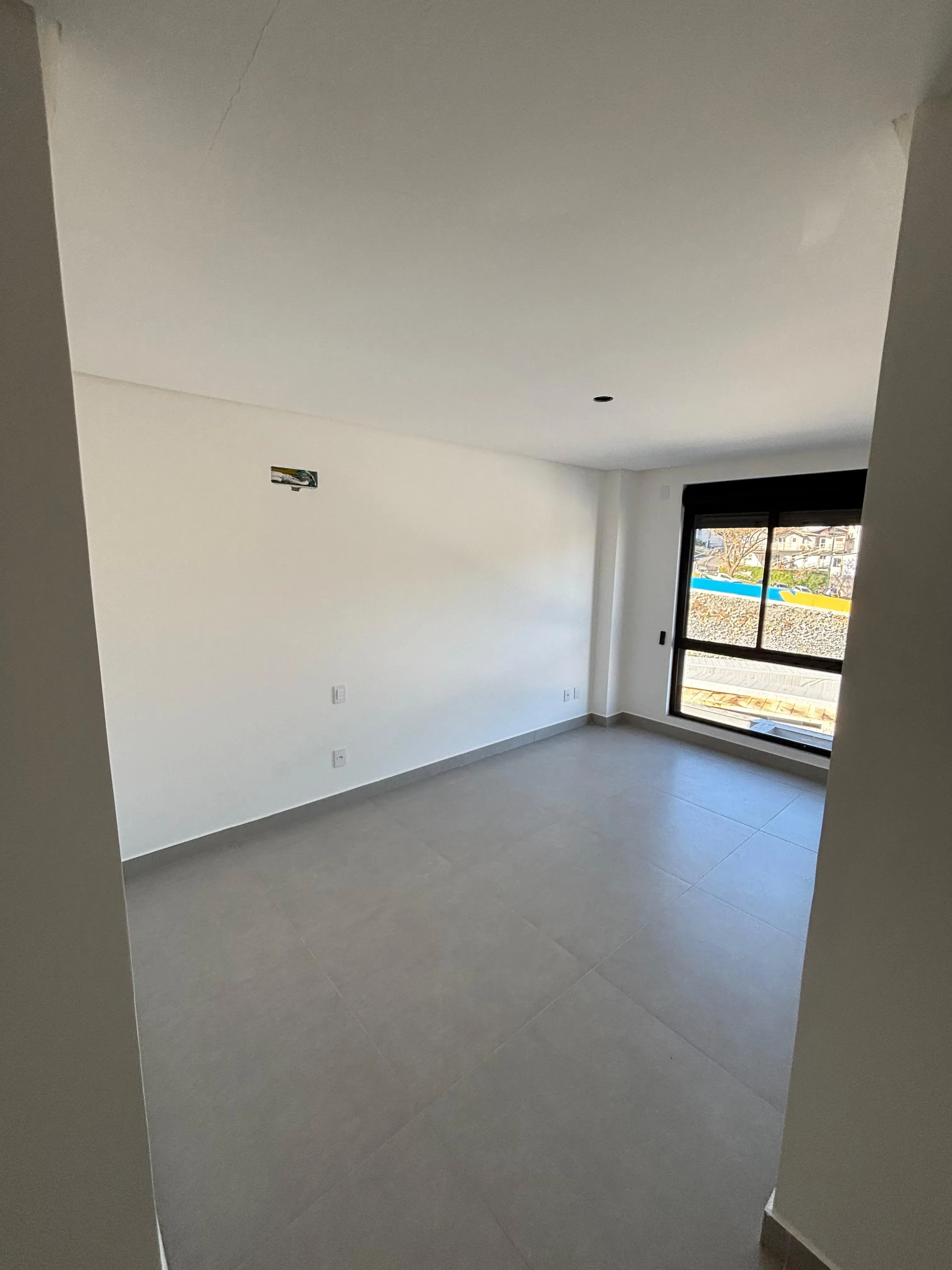 Sobrado triplex com 3 suítes e 4 vagas de garagem no bairro Ariribá em Balneário Camboriú/SC