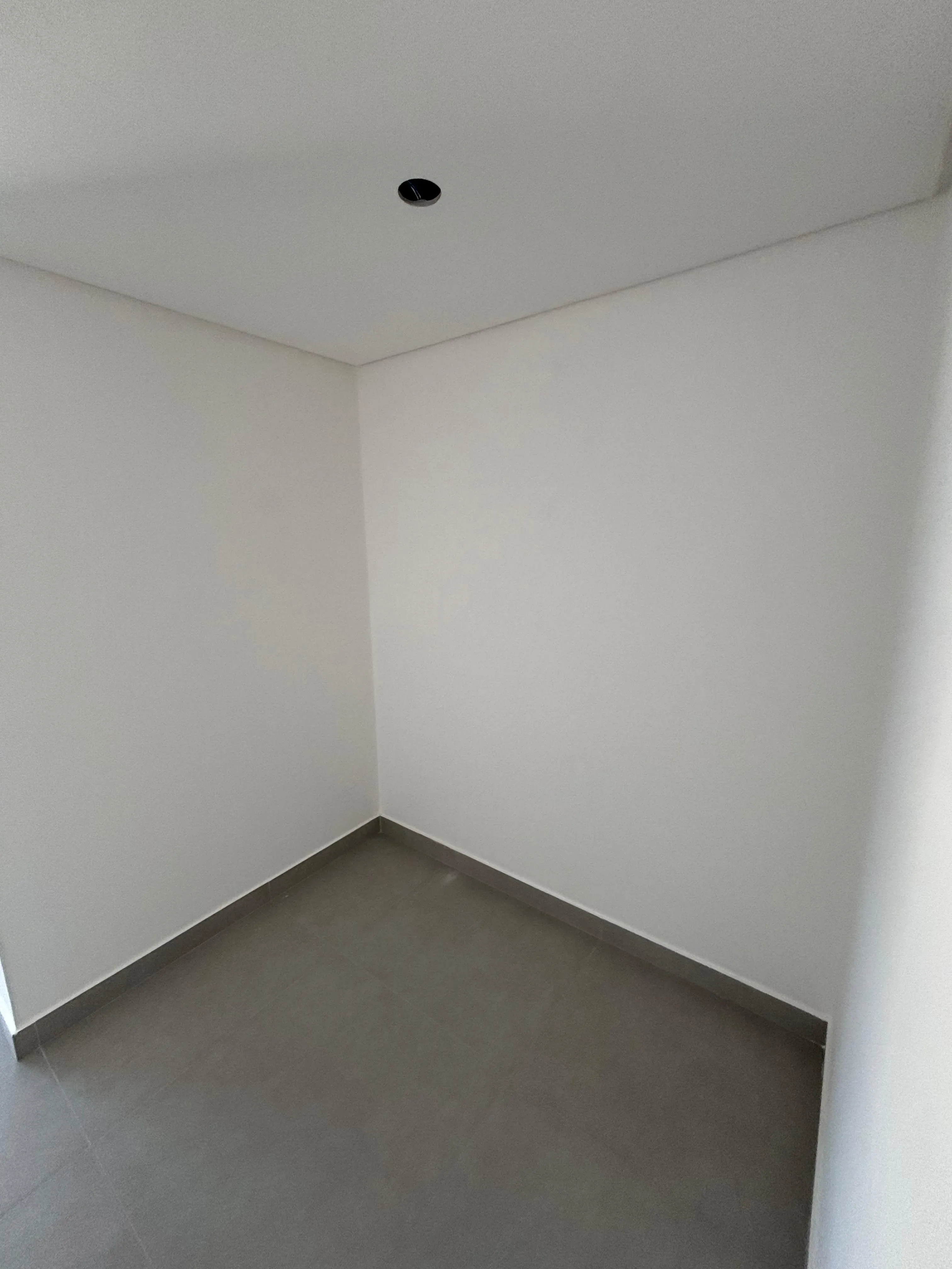 Sobrado triplex com 3 suítes e 4 vagas de garagem no bairro Ariribá em Balneário Camboriú/SC