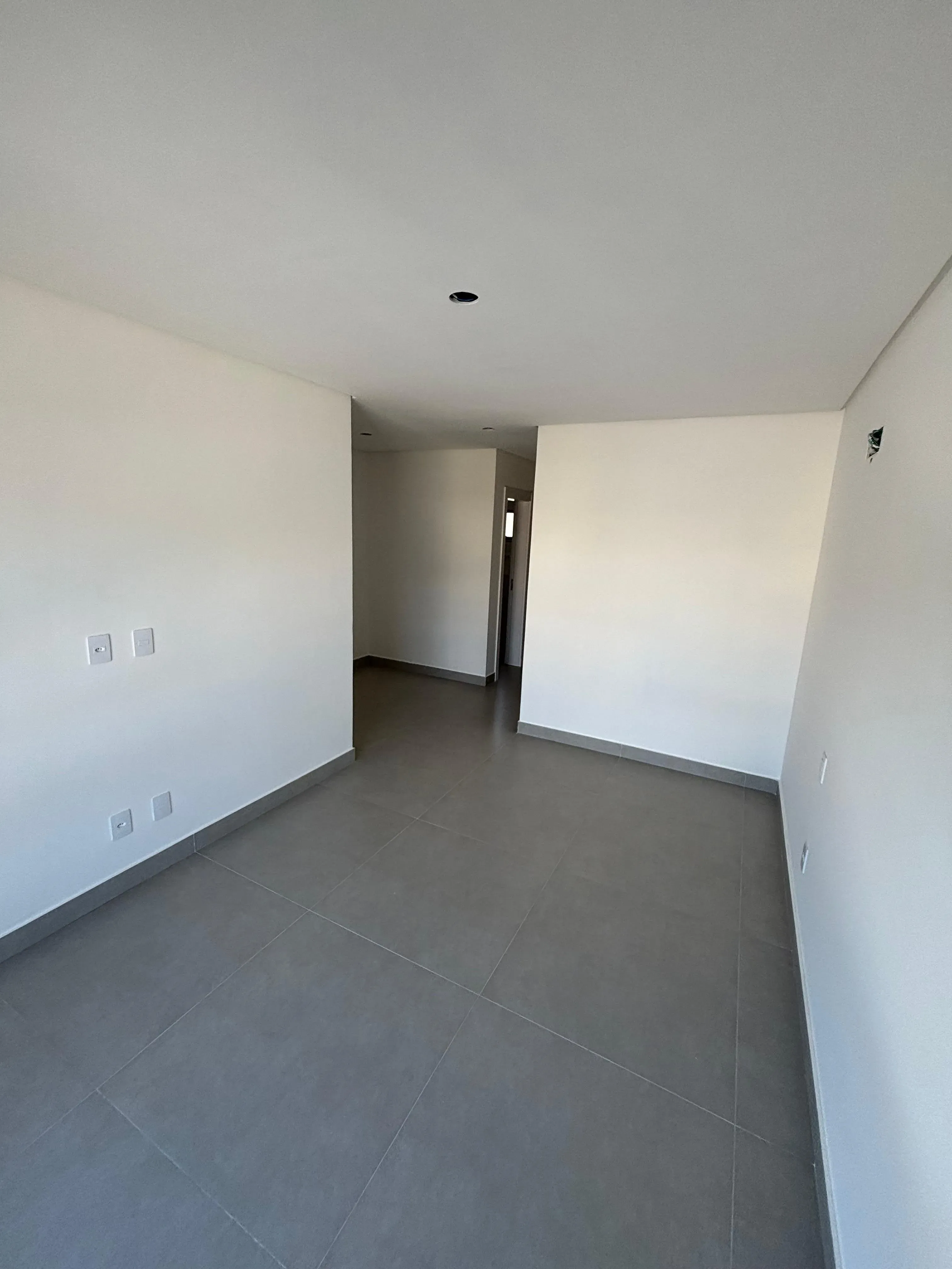 Sobrado triplex com 3 suítes e 4 vagas de garagem no bairro Ariribá em Balneário Camboriú/SC