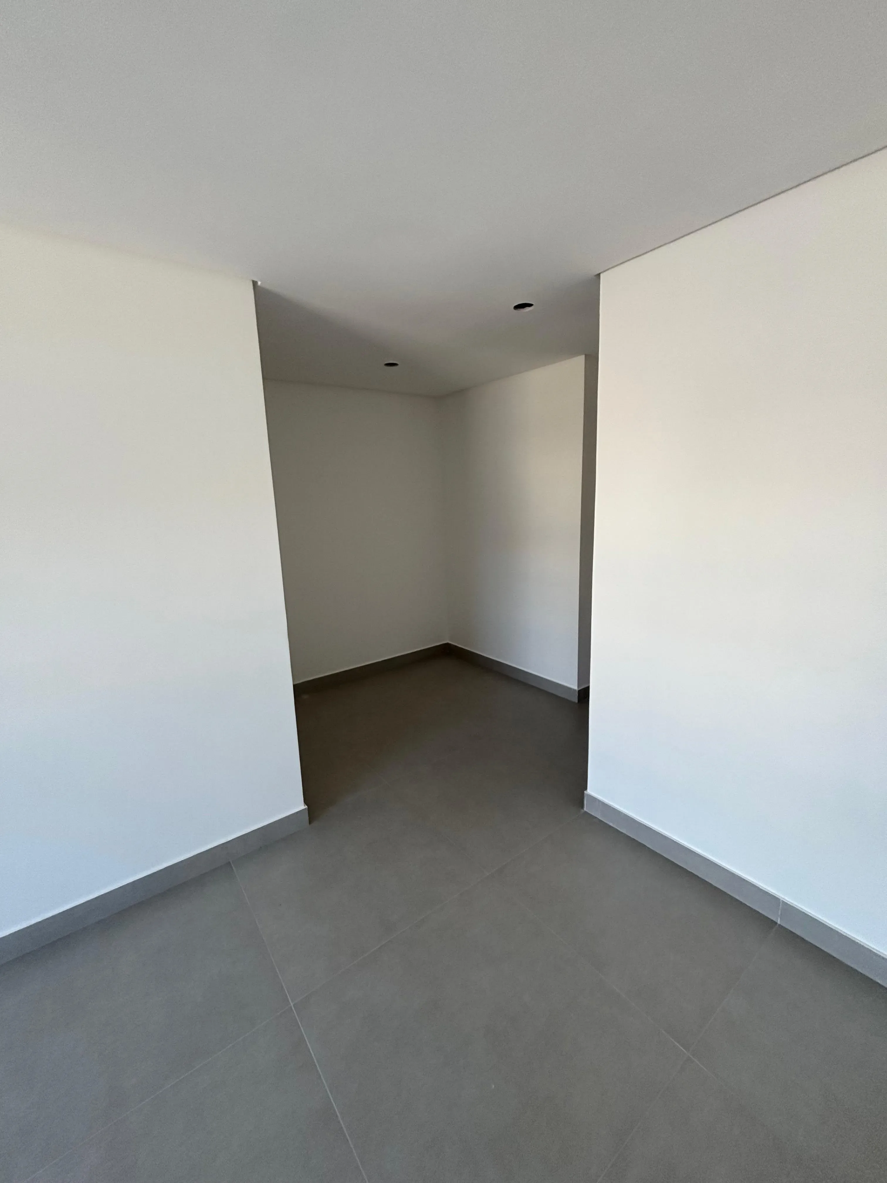 Sobrado triplex com 3 suítes e 4 vagas de garagem no bairro Ariribá em Balneário Camboriú/SC