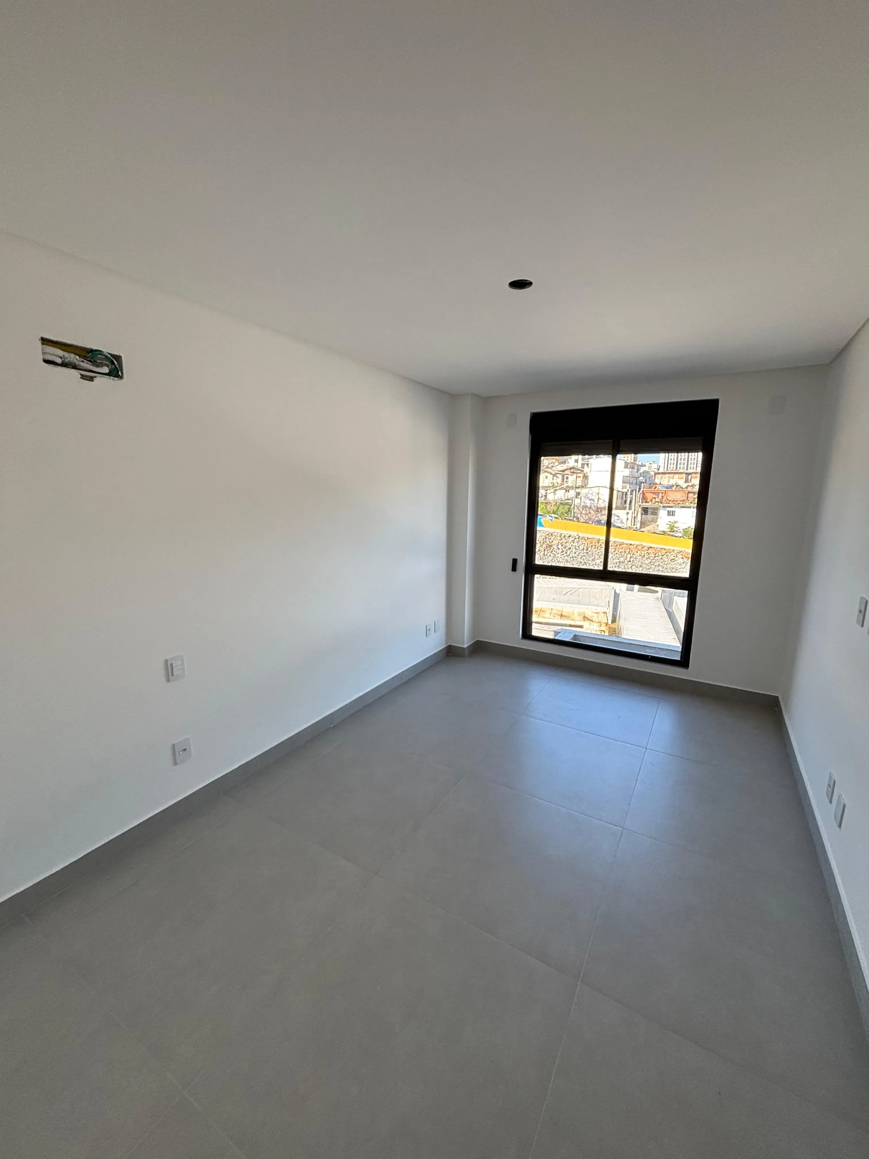 Sobrado triplex com 3 suítes e 4 vagas de garagem no bairro Ariribá em Balneário Camboriú/SC