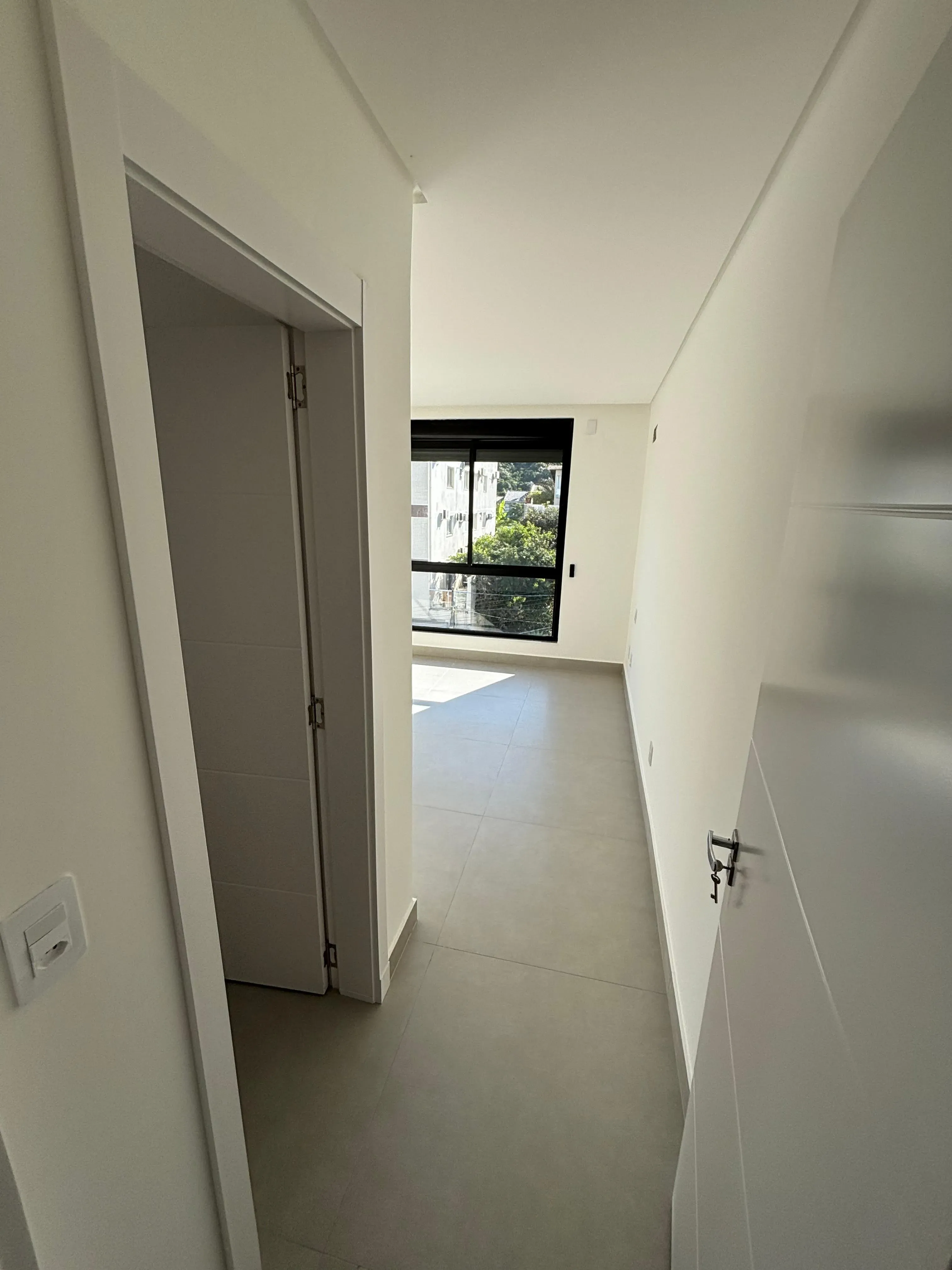 Sobrado triplex com 3 suítes e 4 vagas de garagem no bairro Ariribá em Balneário Camboriú/SC