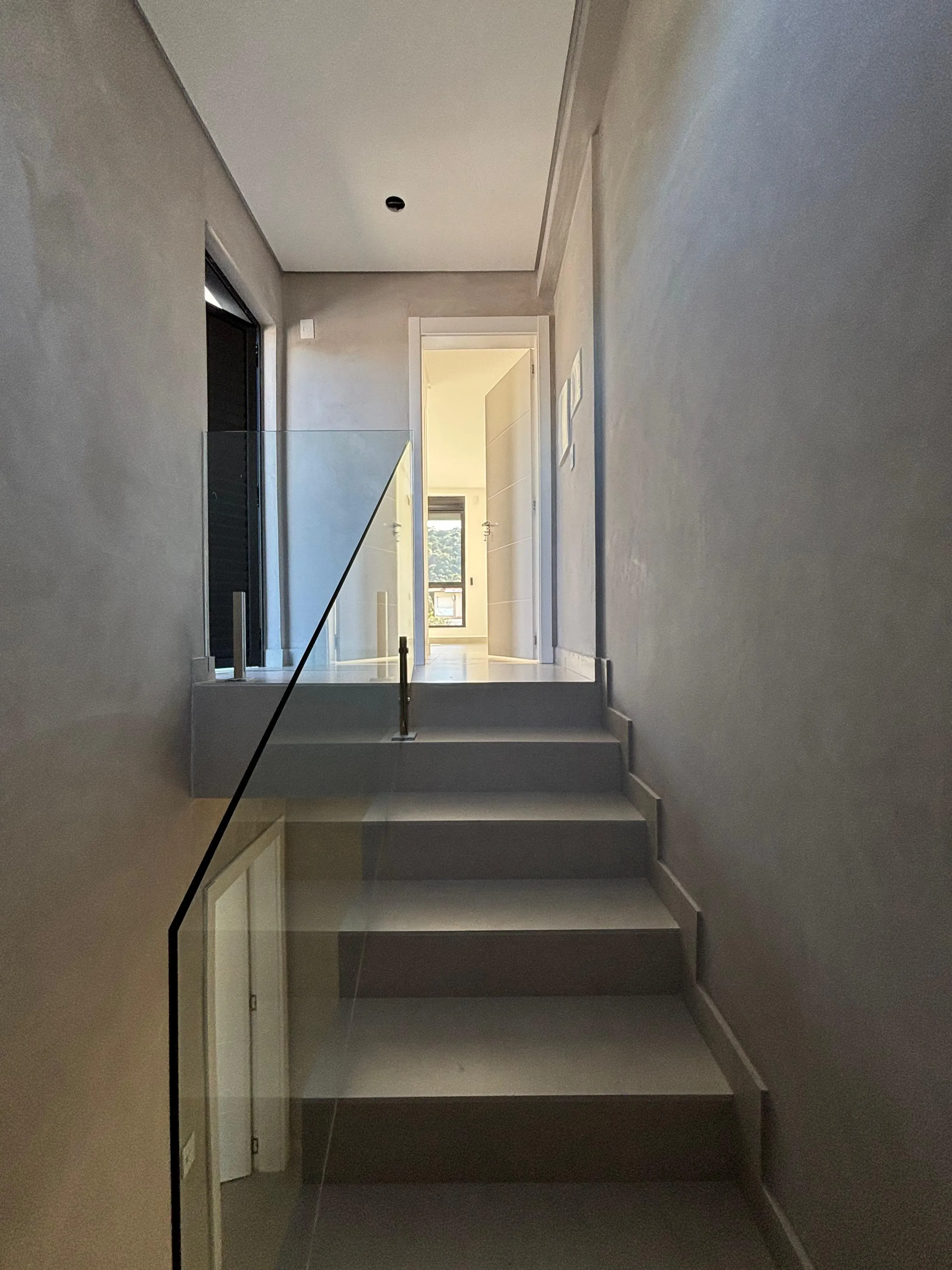 Sobrado triplex com 3 suítes e 4 vagas de garagem no bairro Ariribá em Balneário Camboriú/SC