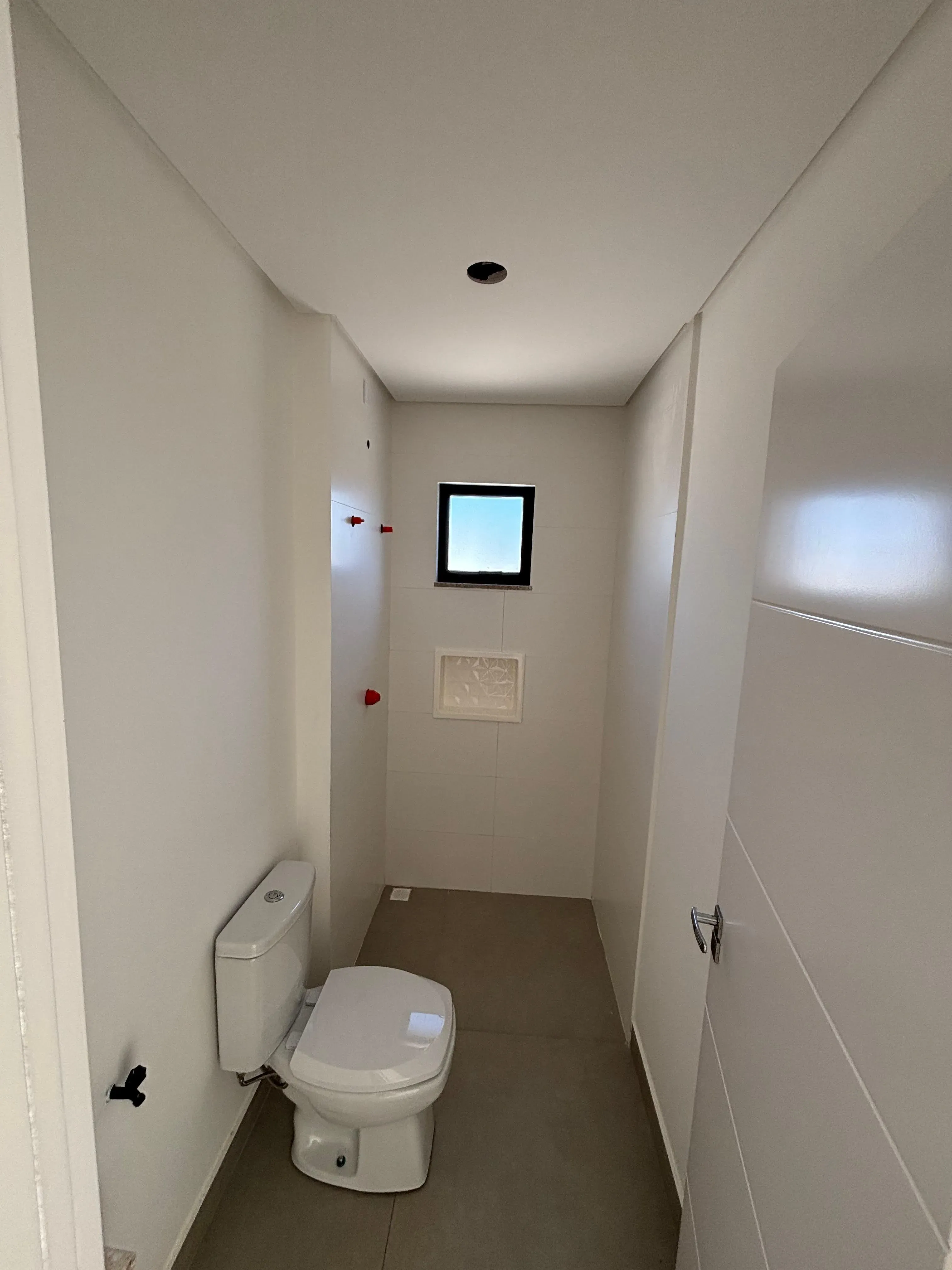 Sobrado triplex com 3 suítes e 4 vagas de garagem no bairro Ariribá em Balneário Camboriú/SC