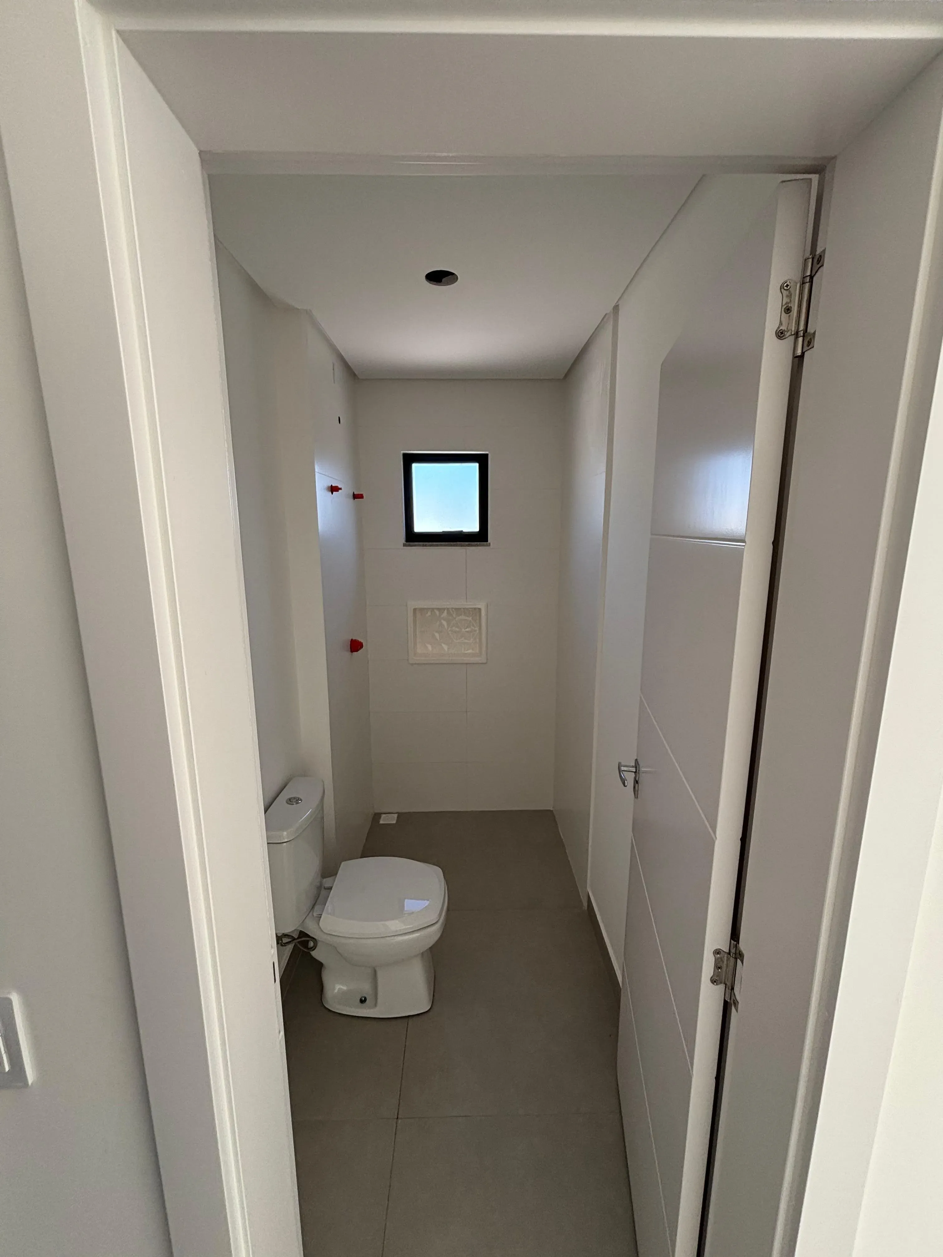 Sobrado triplex com 3 suítes e 4 vagas de garagem no bairro Ariribá em Balneário Camboriú/SC