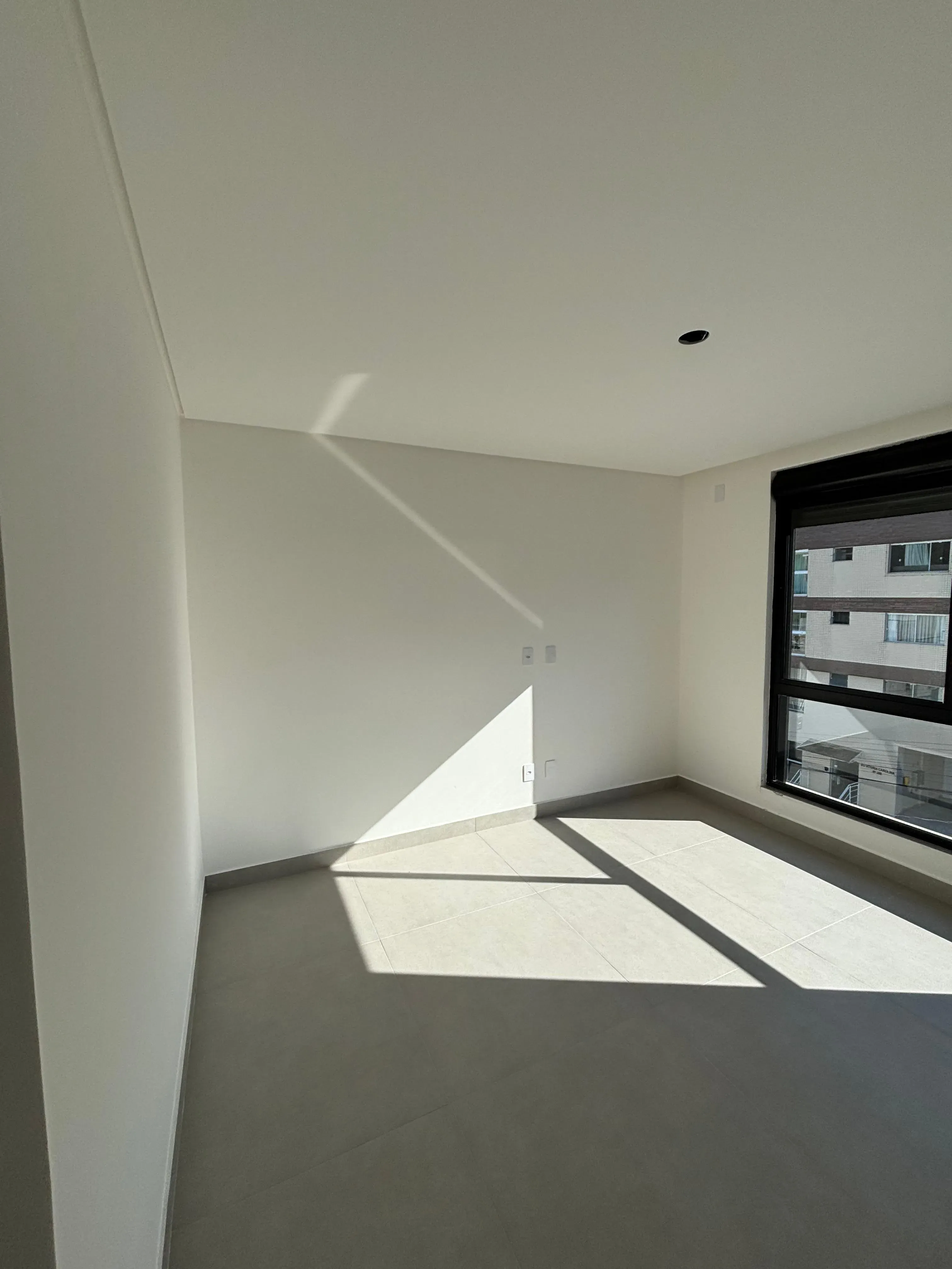 Sobrado triplex com 3 suítes e 4 vagas de garagem no bairro Ariribá em Balneário Camboriú/SC