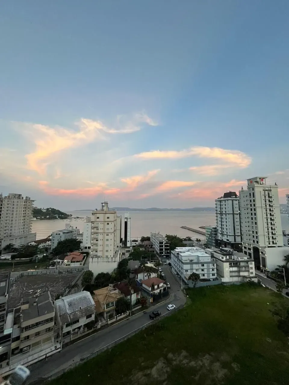 Apartamento de 2 dormitórios e 1 vaga de garagem no Centro de Itapema/SC