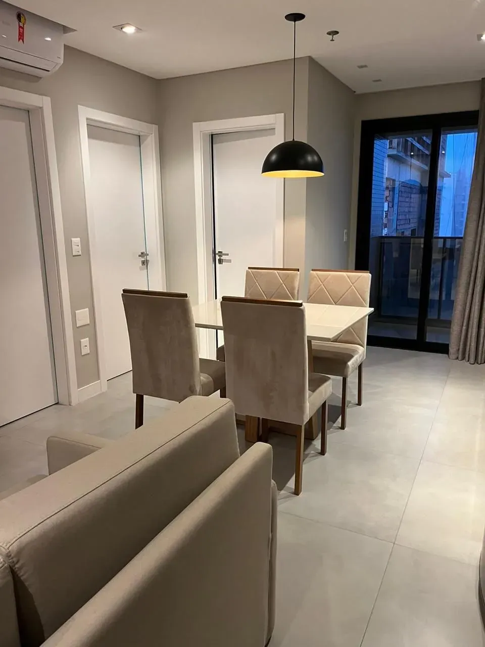 Apartamento de 2 dormitórios e 1 vaga de garagem no Centro de Itapema/SC