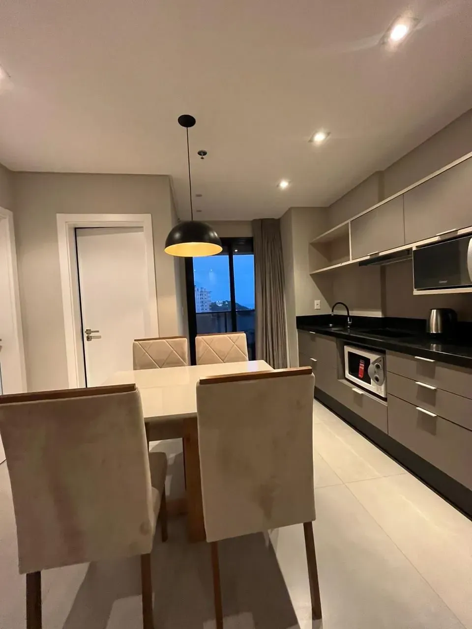 Apartamento de 2 dormitórios e 1 vaga de garagem no Centro de Itapema/SC