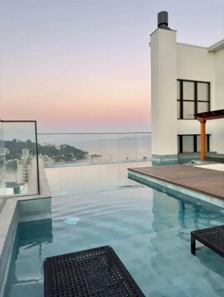 Apartamento de 2 dormitórios e 1 vaga de garagem no Centro de Itapema/SC