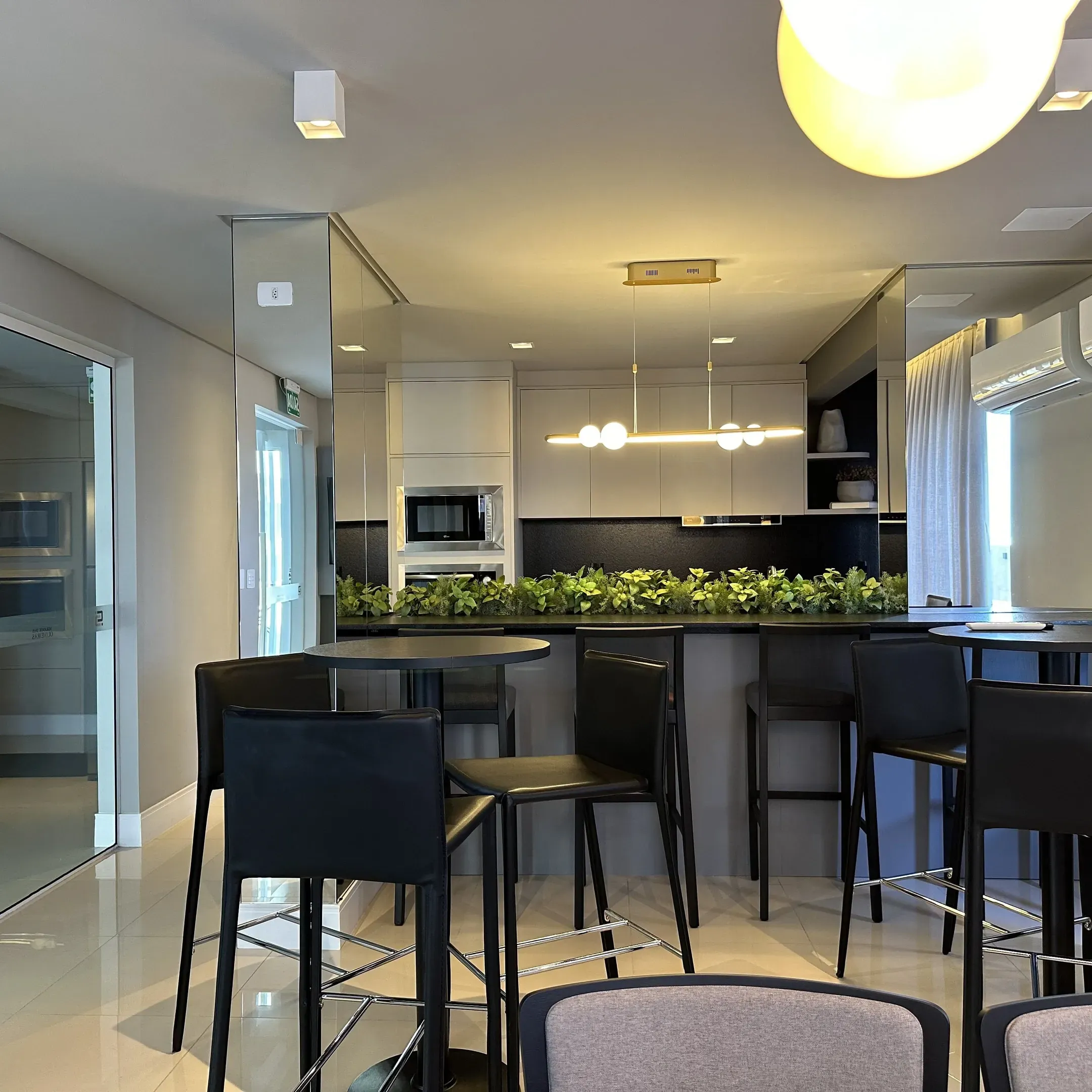 Apartamento pronto para morar 2 dormitórios sendo 1 suíte e 1 vaga em Itapema - SC