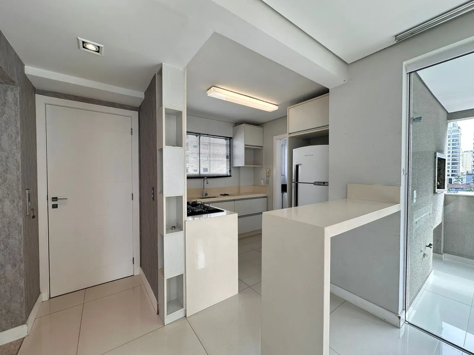 Apartamento com 3 dormitórios sendo 1 suíte e 1 vaga de garagem na Meia Praia, Itapema/SC