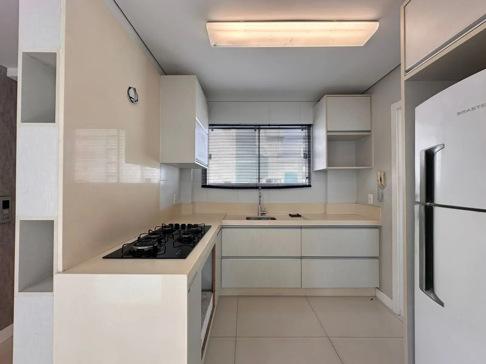 Apartamento com 3 dormitórios sendo 1 suíte e 1 vaga de garagem na Meia Praia, Itapema/SC