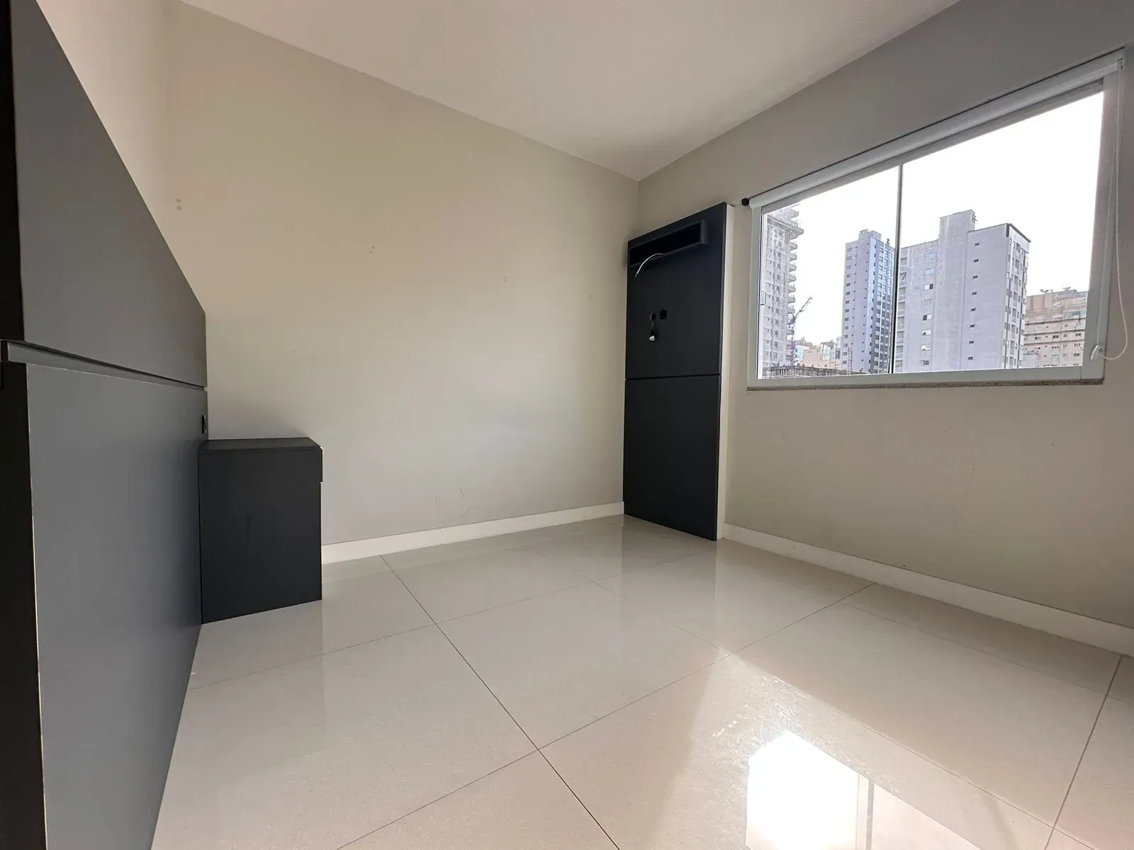 Apartamento com 3 dormitórios sendo 1 suíte e 1 vaga de garagem na Meia Praia, Itapema/SC