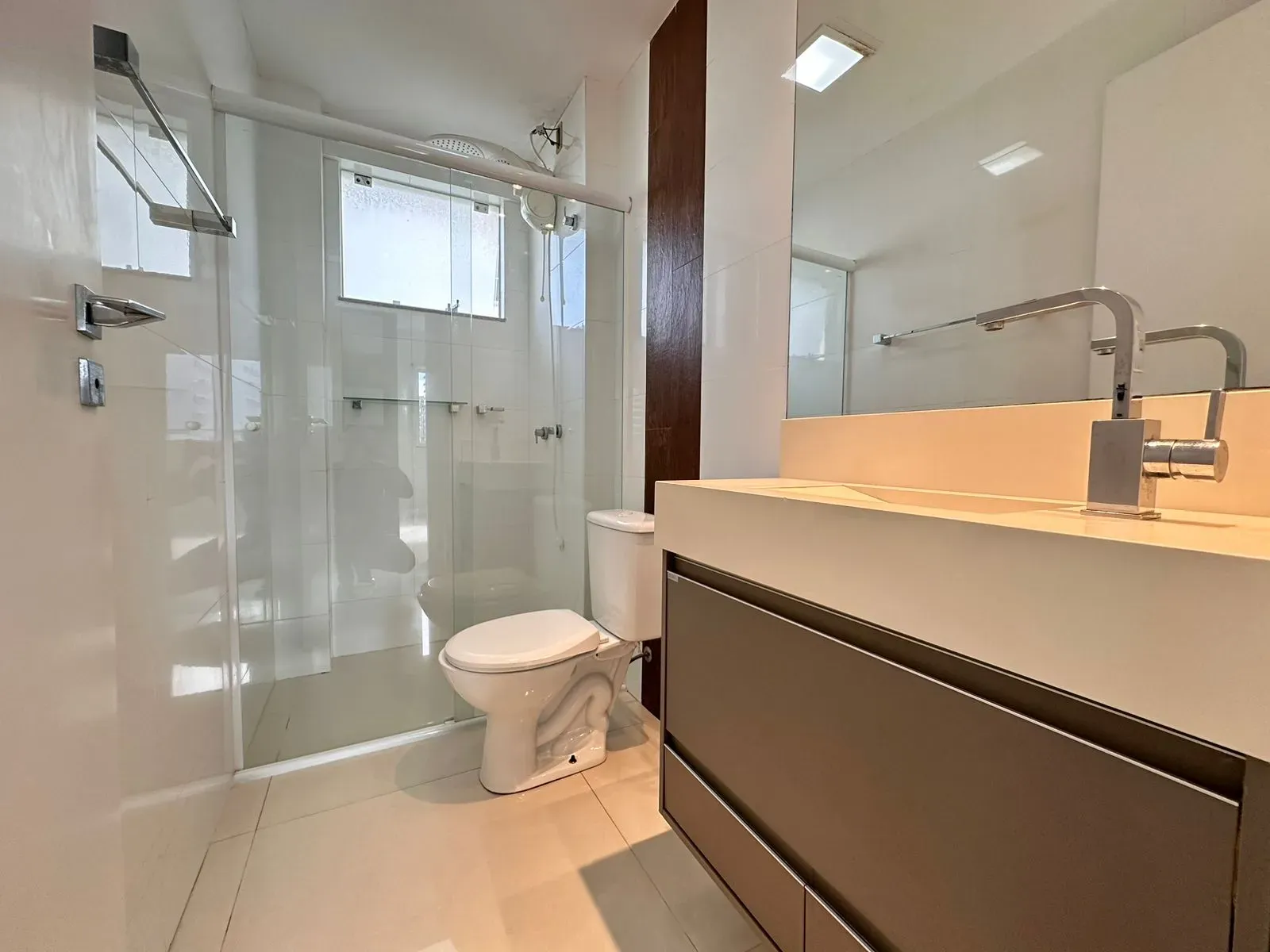 Apartamento com 3 dormitórios sendo 1 suíte e 1 vaga de garagem na Meia Praia, Itapema/SC