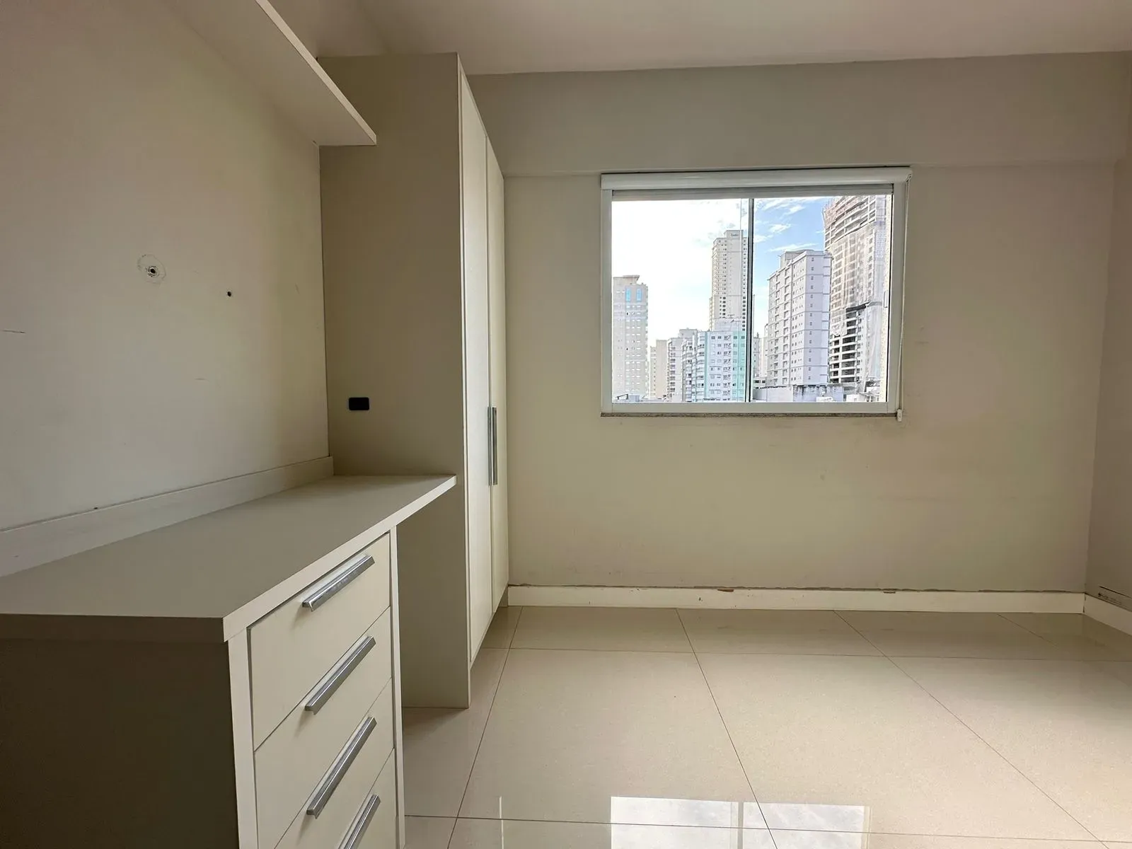 Apartamento com 3 dormitórios sendo 1 suíte e 1 vaga de garagem na Meia Praia, Itapema/SC