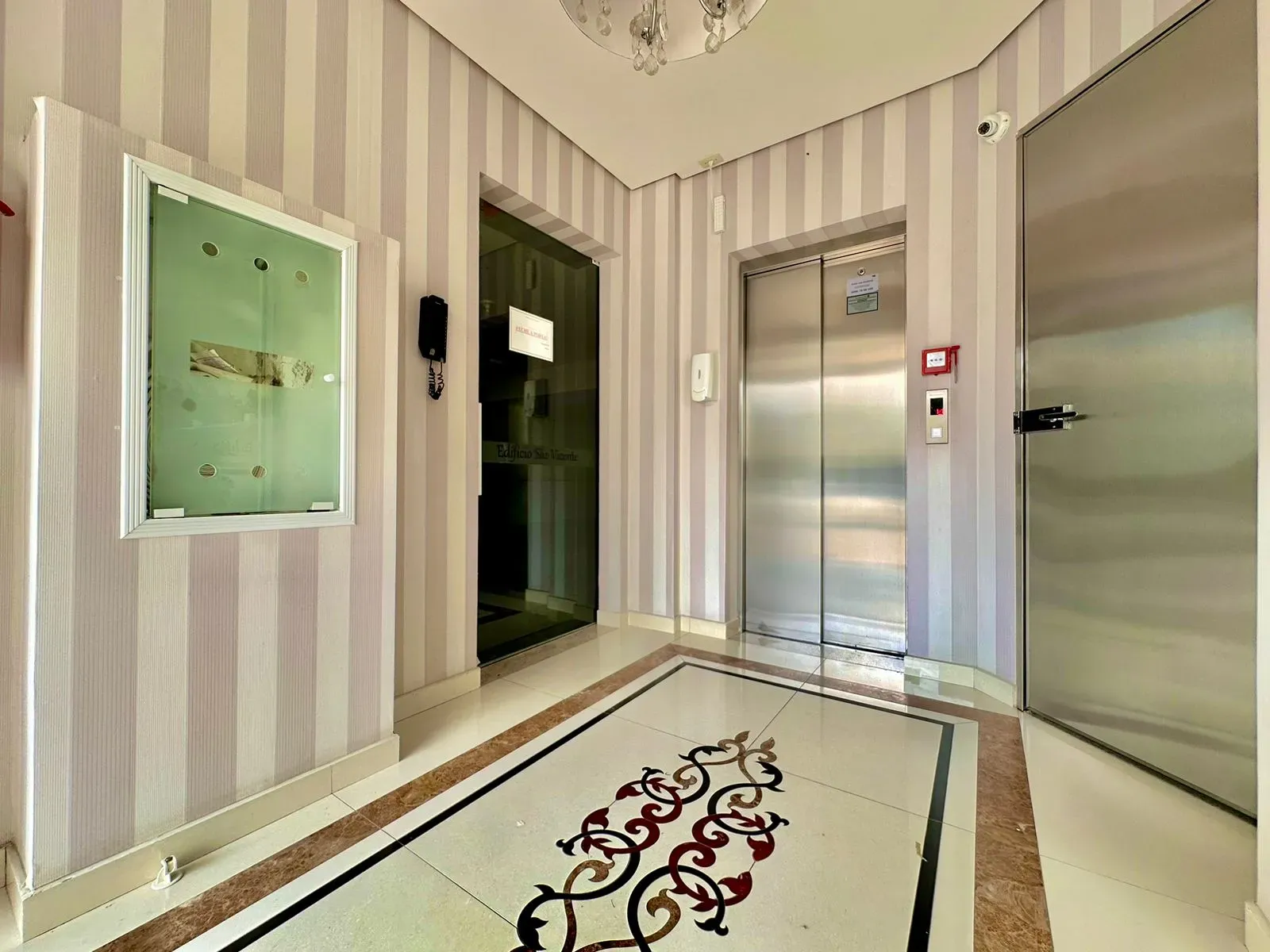 Apartamento com 3 dormitórios sendo 1 suíte e 1 vaga de garagem na Meia Praia, Itapema/SC