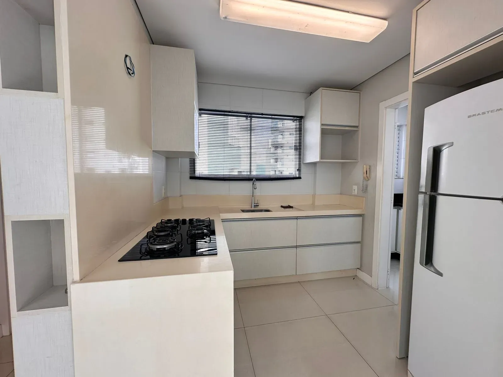 Apartamento com 3 dormitórios sendo 1 suíte e 1 vaga de garagem na Meia Praia, Itapema/SC