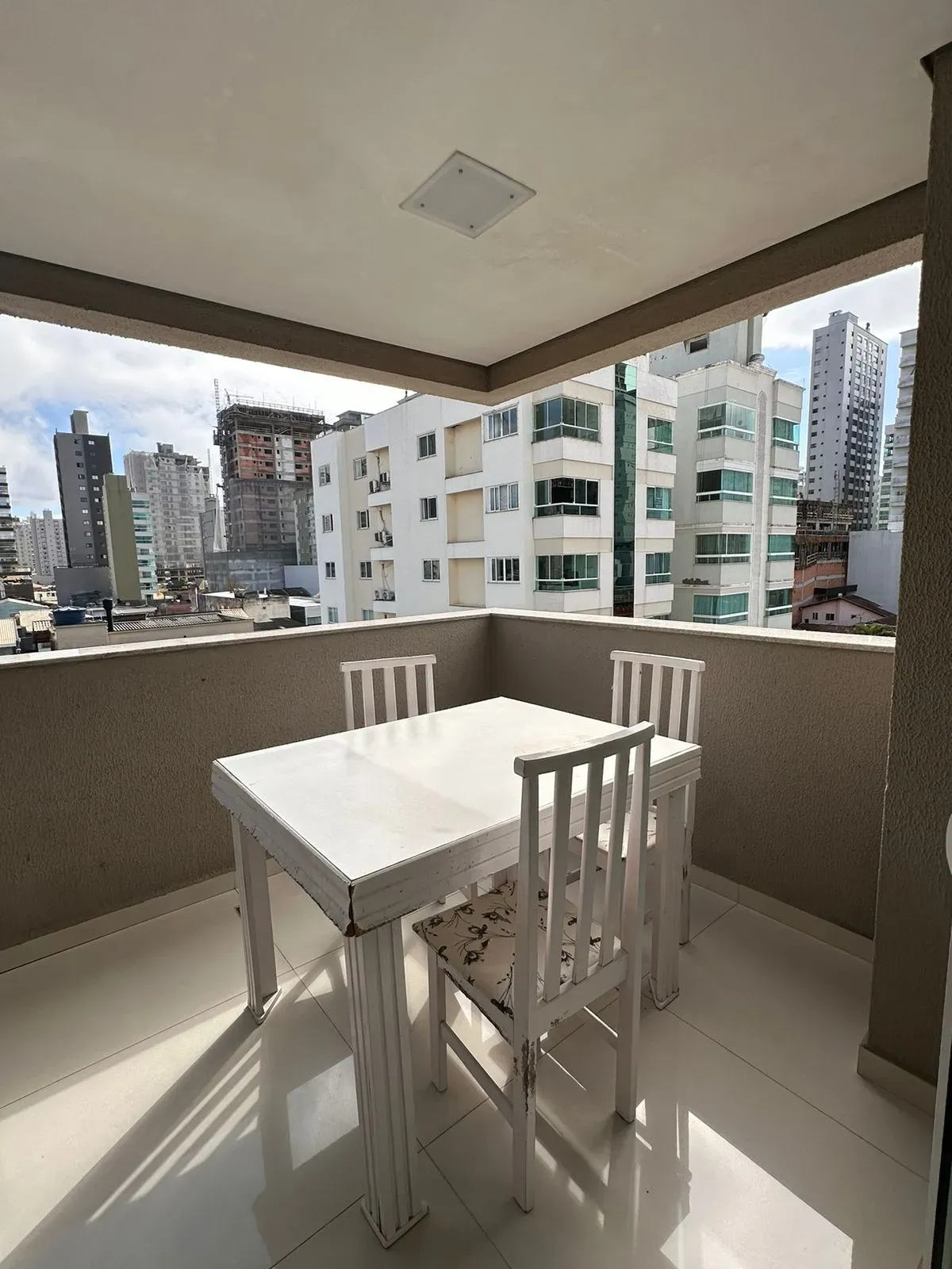 Apartamento com 3 dormitórios sendo 1 suíte e 1 vaga de garagem na Meia Praia, Itapema/SC