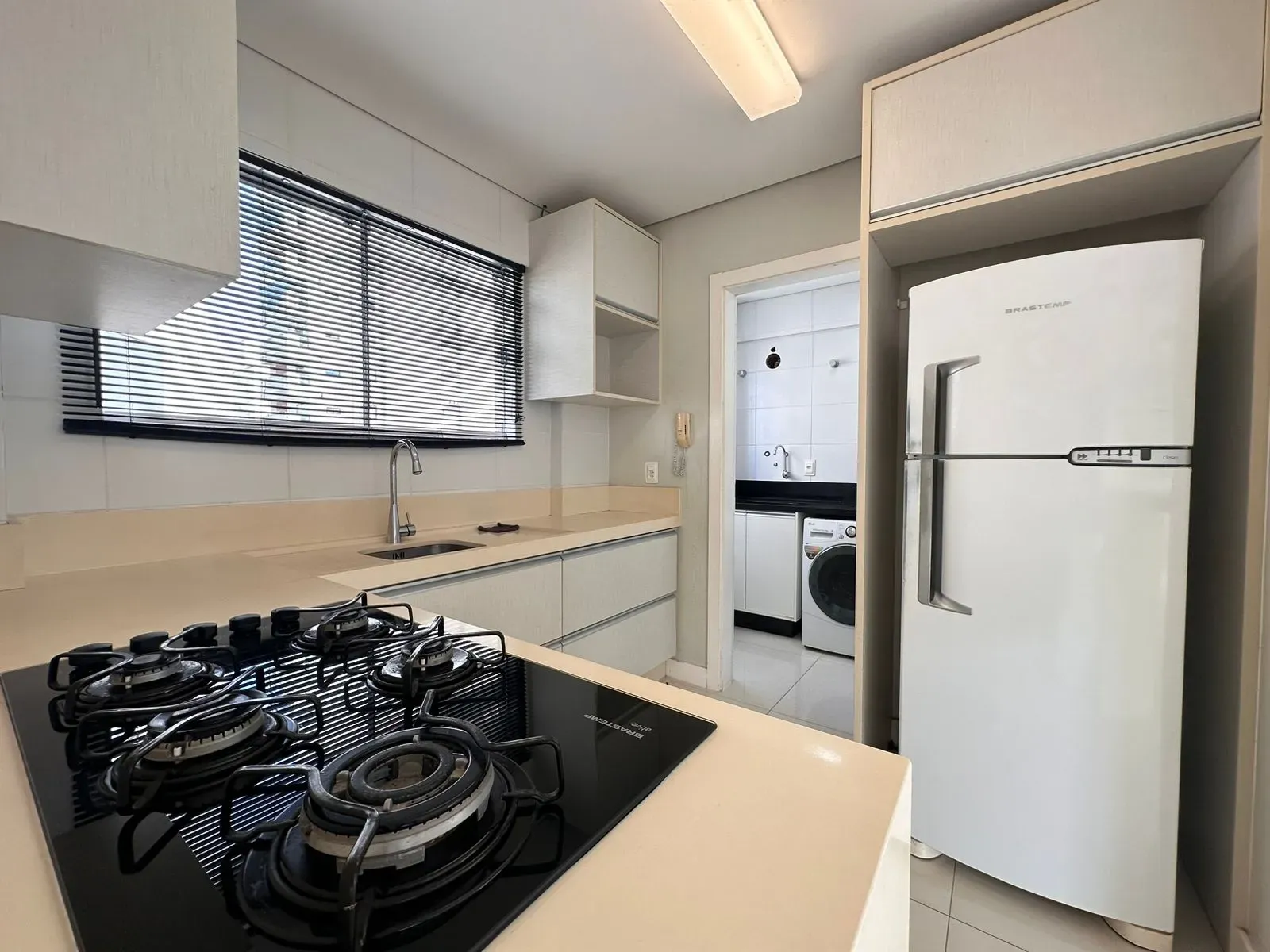 Apartamento com 3 dormitórios sendo 1 suíte e 1 vaga de garagem na Meia Praia, Itapema/SC