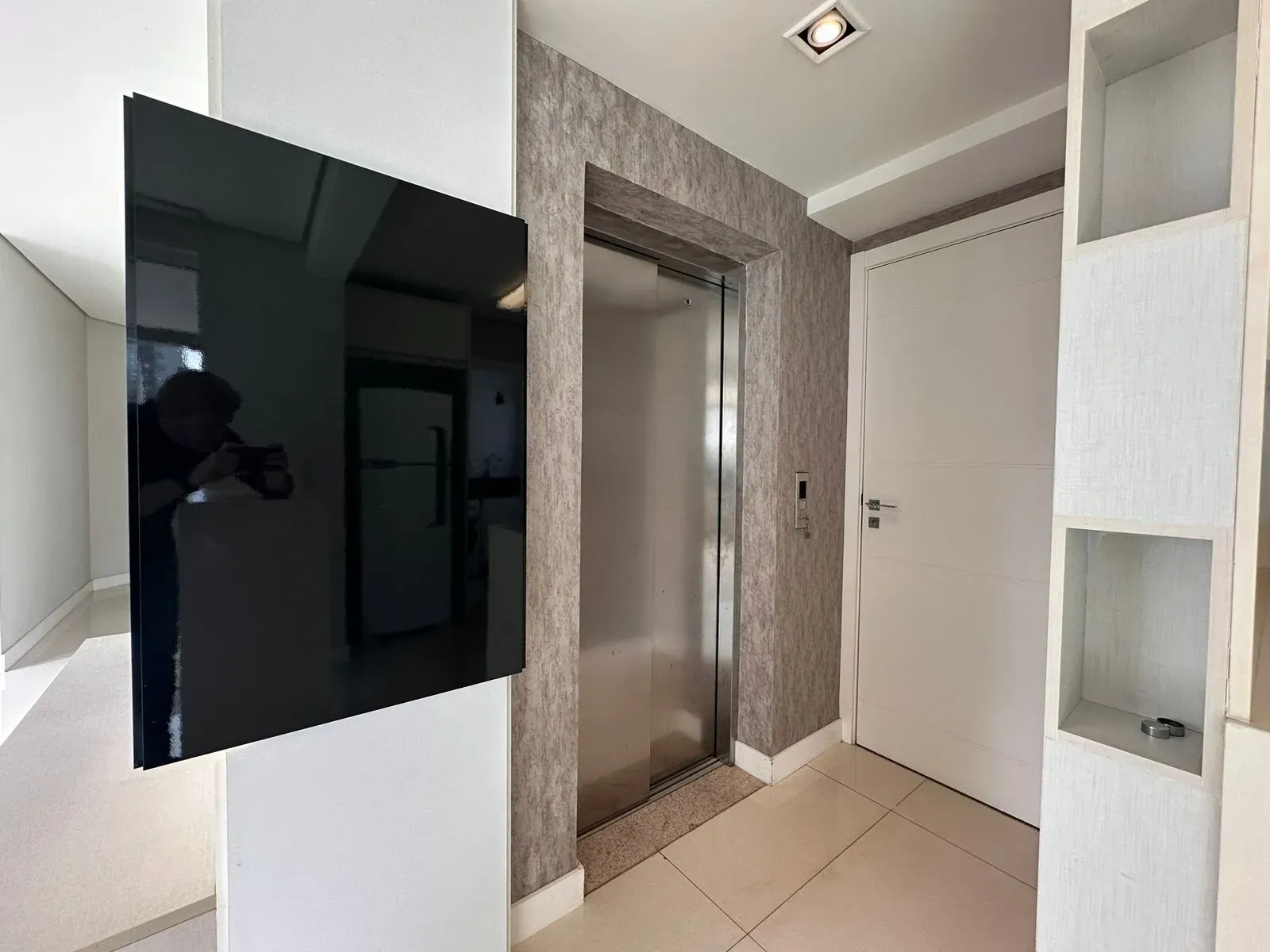 Apartamento com 3 dormitórios sendo 1 suíte e 1 vaga de garagem na Meia Praia, Itapema/SC