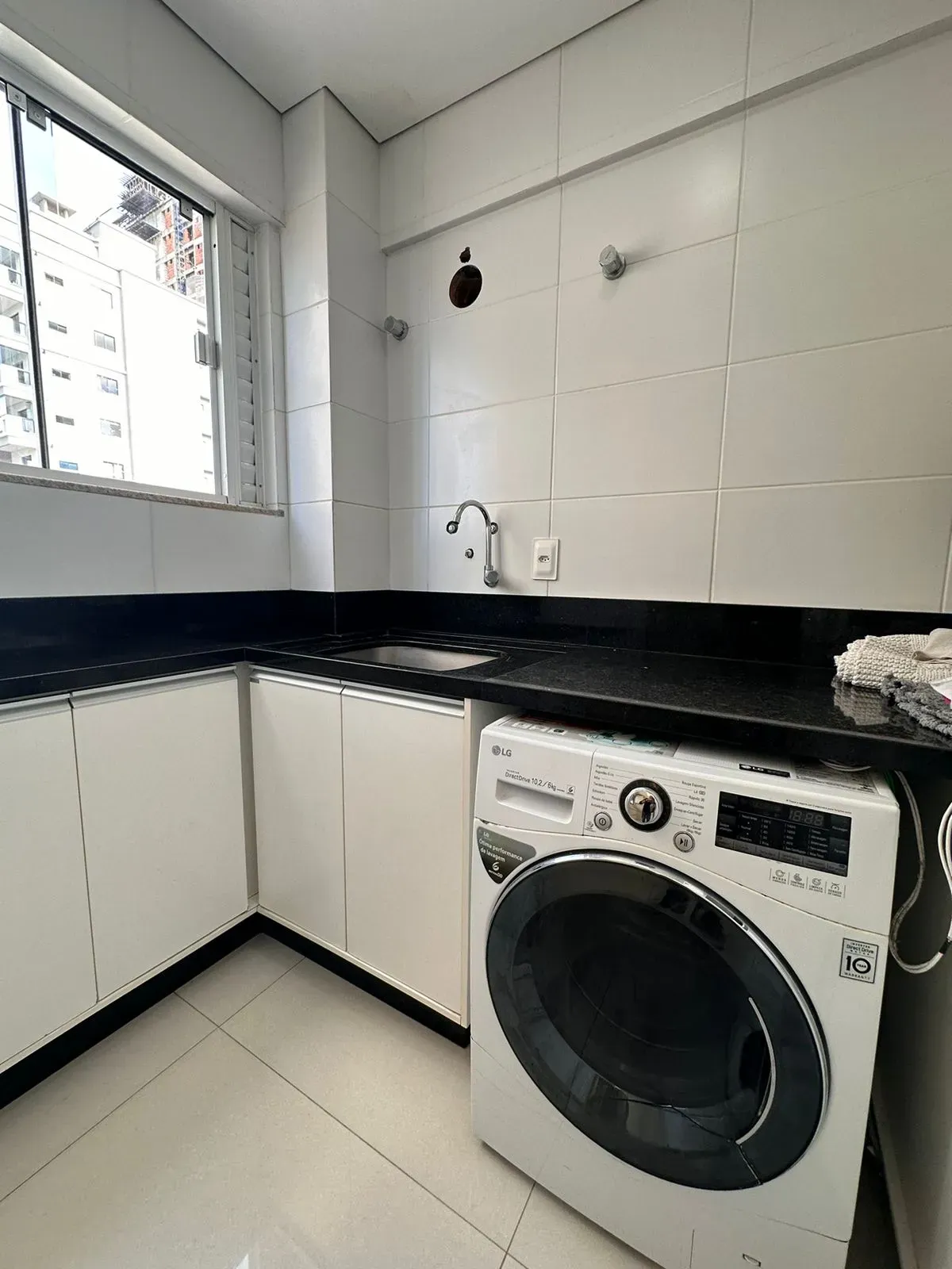 Apartamento com 3 dormitórios sendo 1 suíte e 1 vaga de garagem na Meia Praia, Itapema/SC