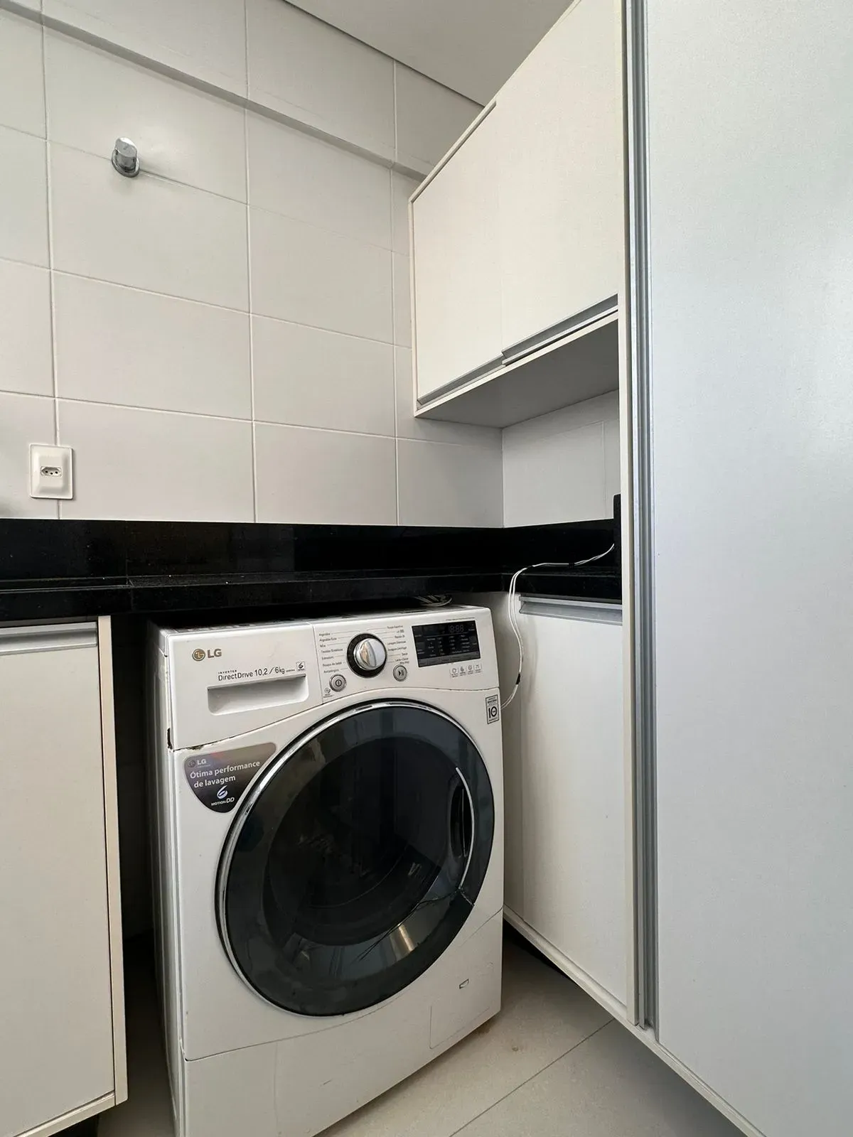 Apartamento com 3 dormitórios sendo 1 suíte e 1 vaga de garagem na Meia Praia, Itapema/SC