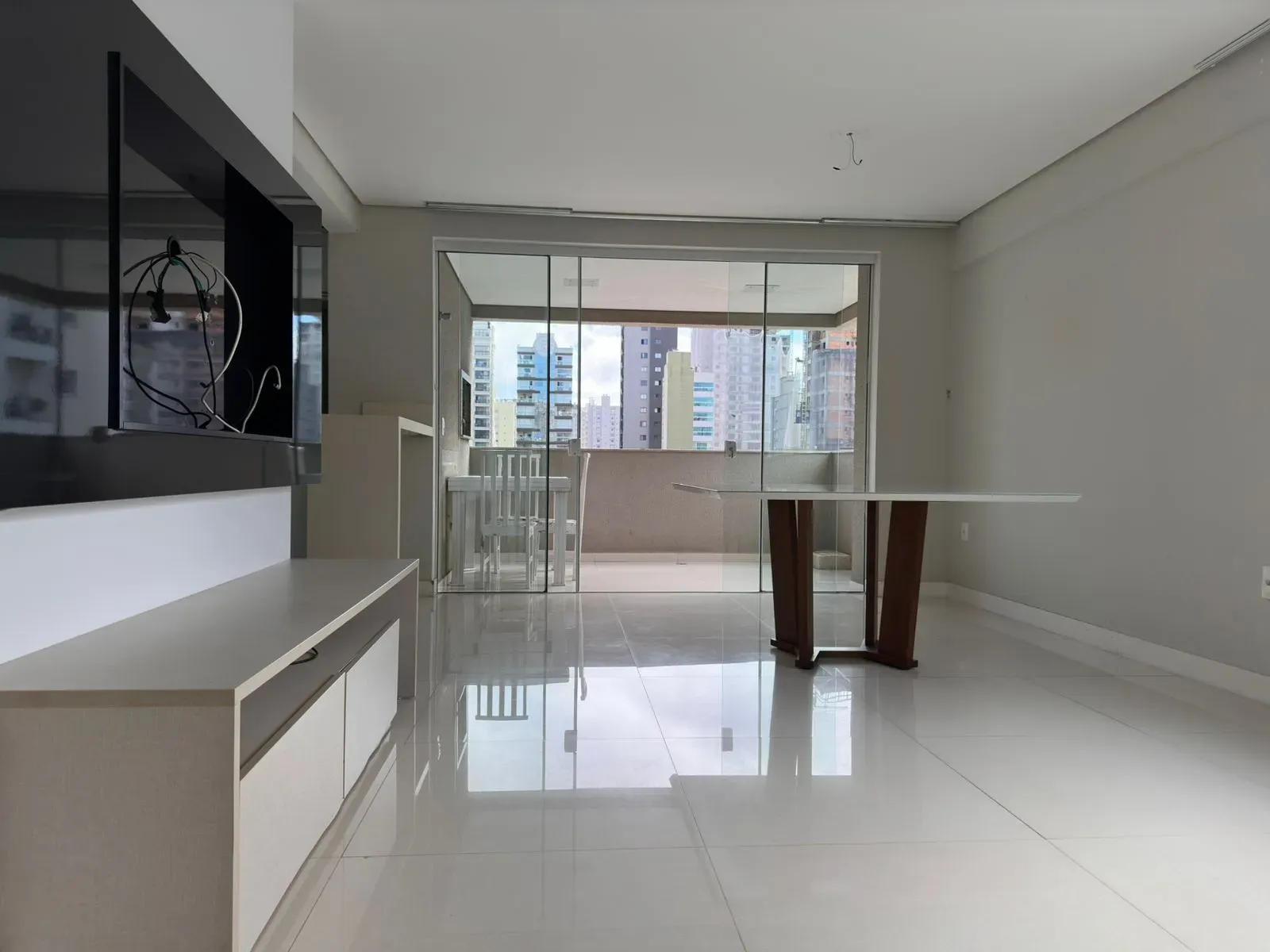 Apartamento com 3 dormitórios sendo 1 suíte e 1 vaga de garagem na Meia Praia, Itapema/SC