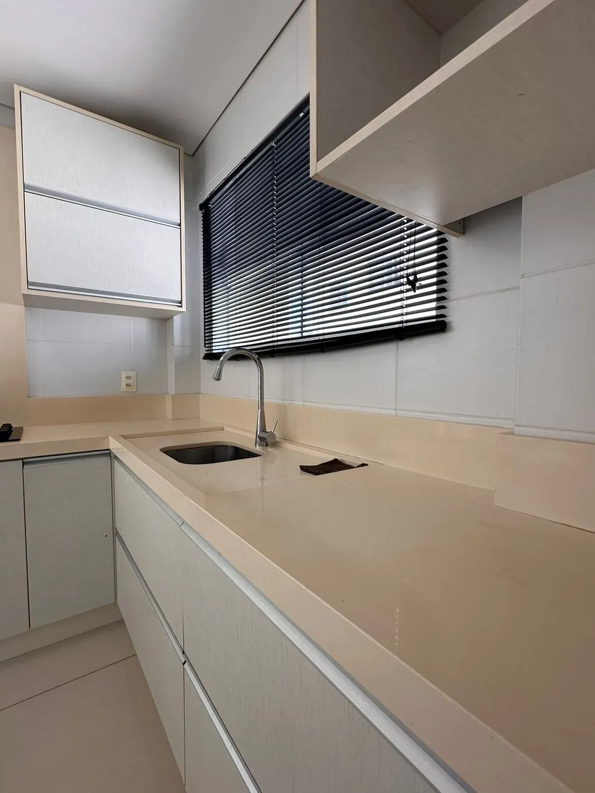 Apartamento com 3 dormitórios sendo 1 suíte e 1 vaga de garagem na Meia Praia, Itapema/SC