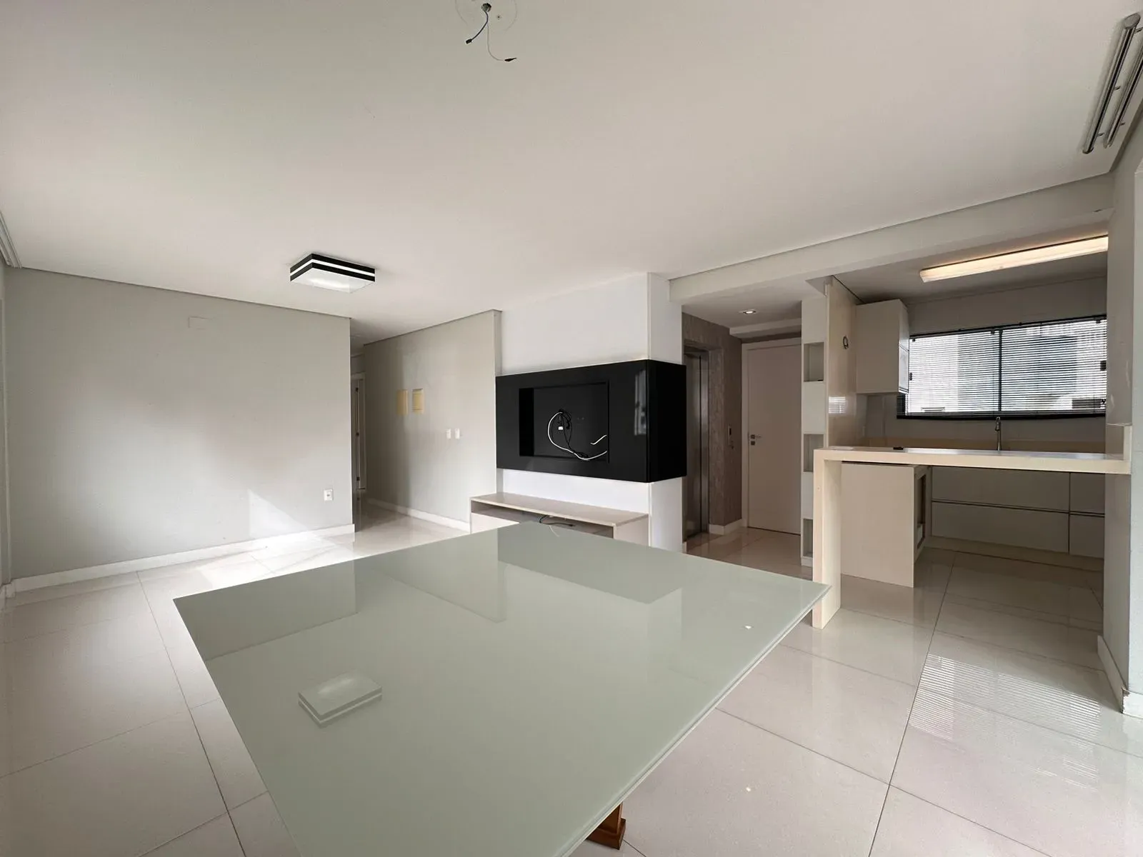 Apartamento com 3 dormitórios sendo 1 suíte e 1 vaga de garagem na Meia Praia, Itapema/SC