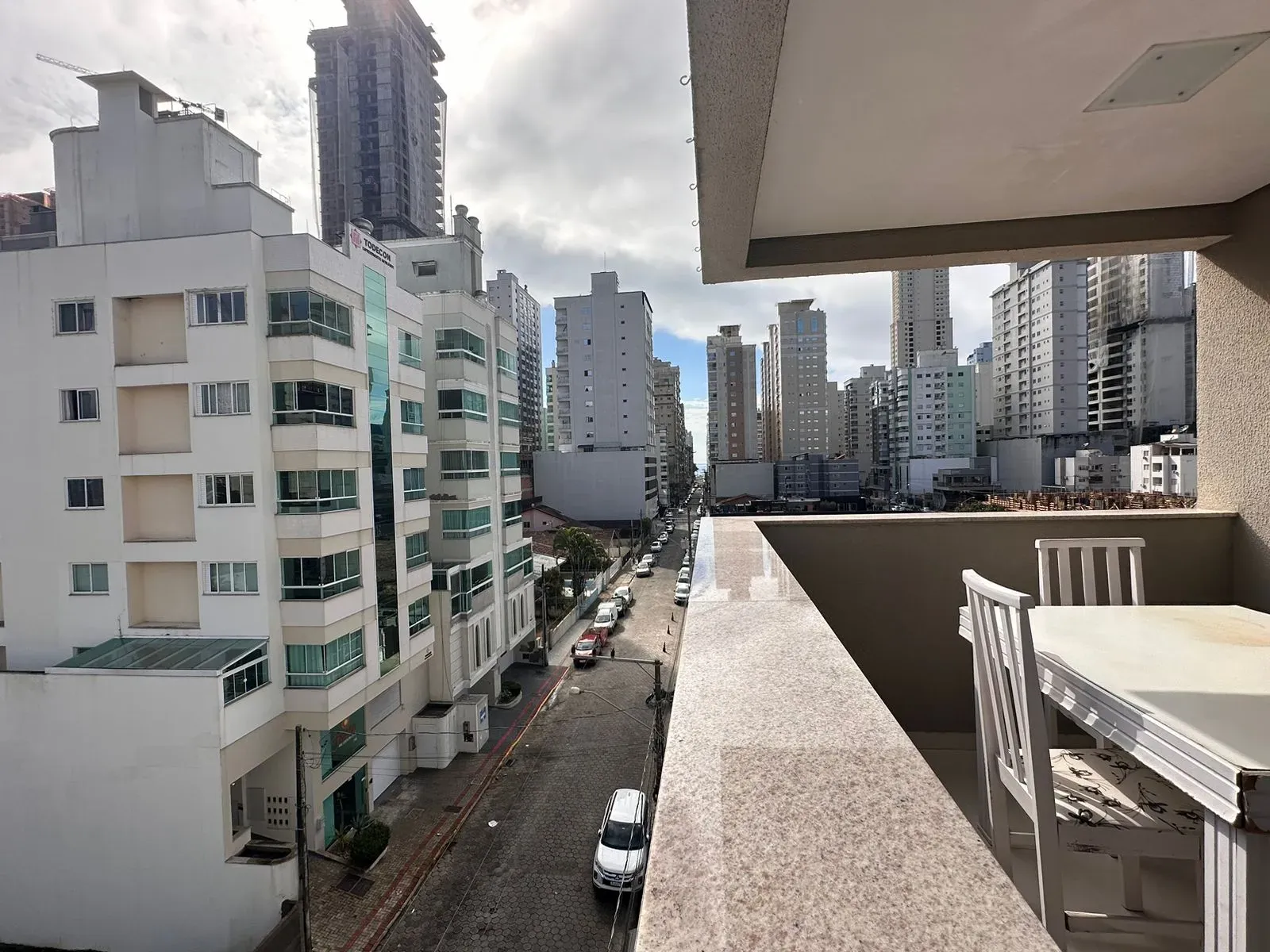 Apartamento com 3 dormitórios sendo 1 suíte e 1 vaga de garagem na Meia Praia, Itapema/SC