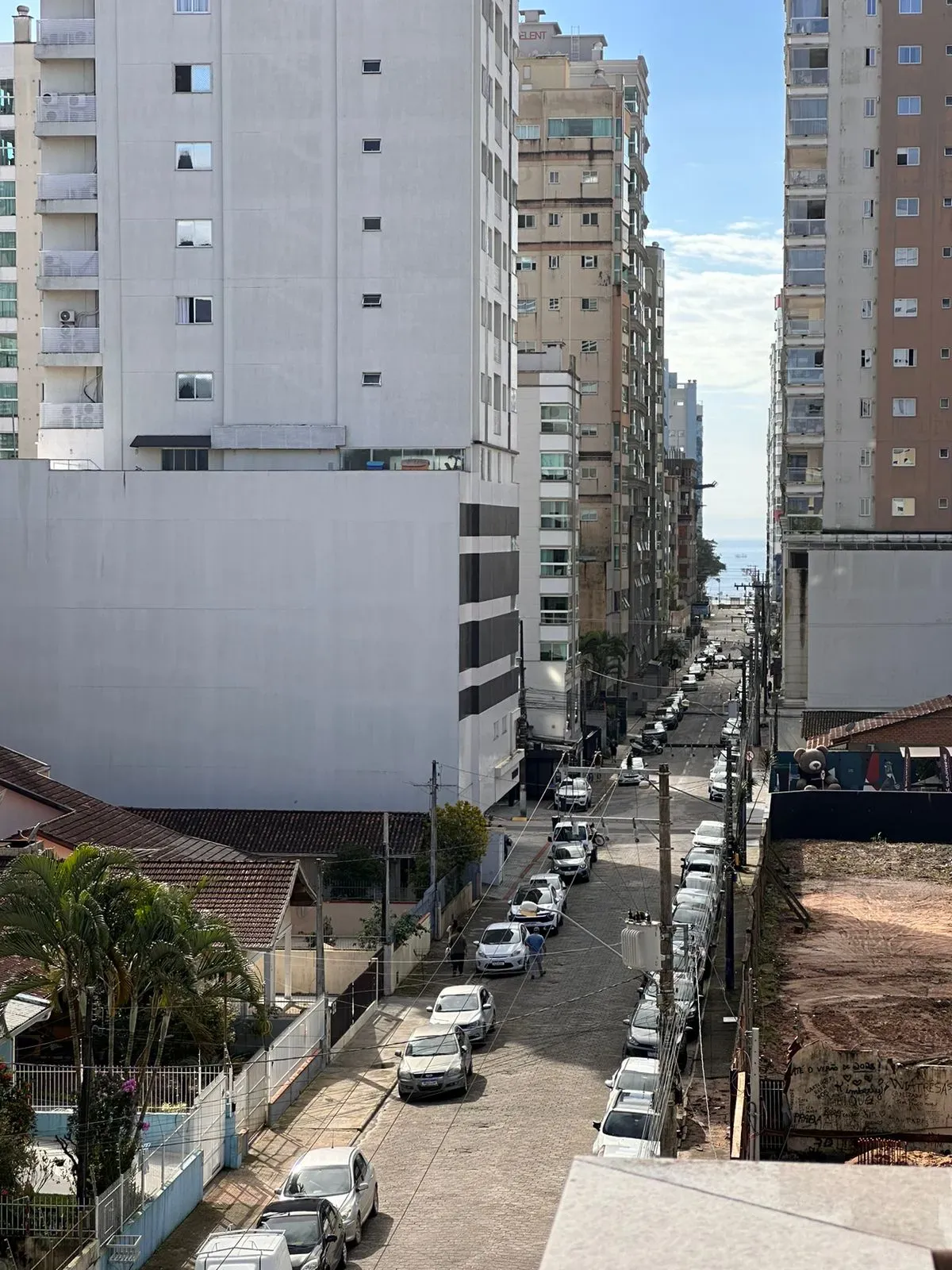 Apartamento com 3 dormitórios sendo 1 suíte e 1 vaga de garagem na Meia Praia, Itapema/SC