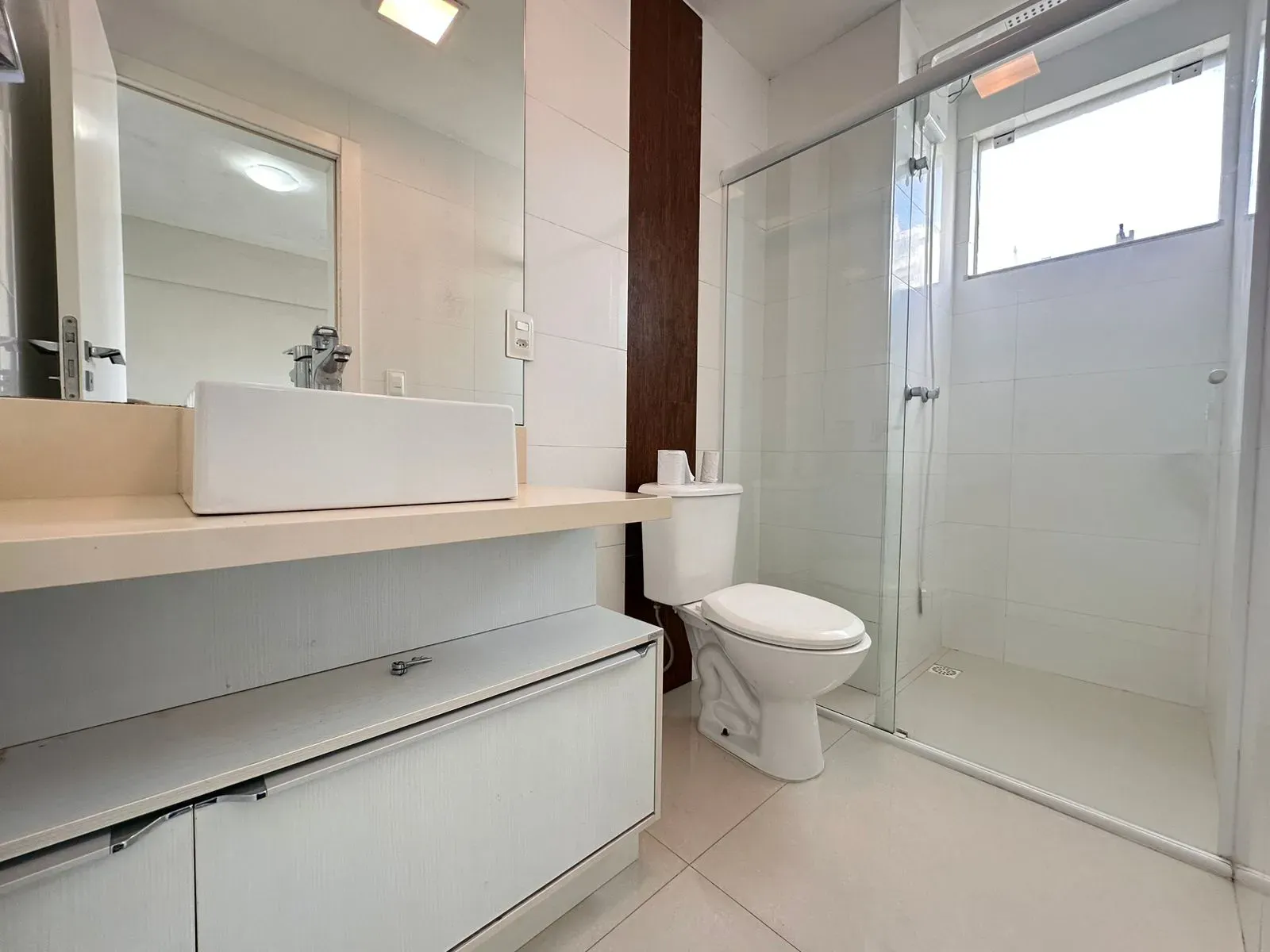 Apartamento com 3 dormitórios sendo 1 suíte e 1 vaga de garagem na Meia Praia, Itapema/SC