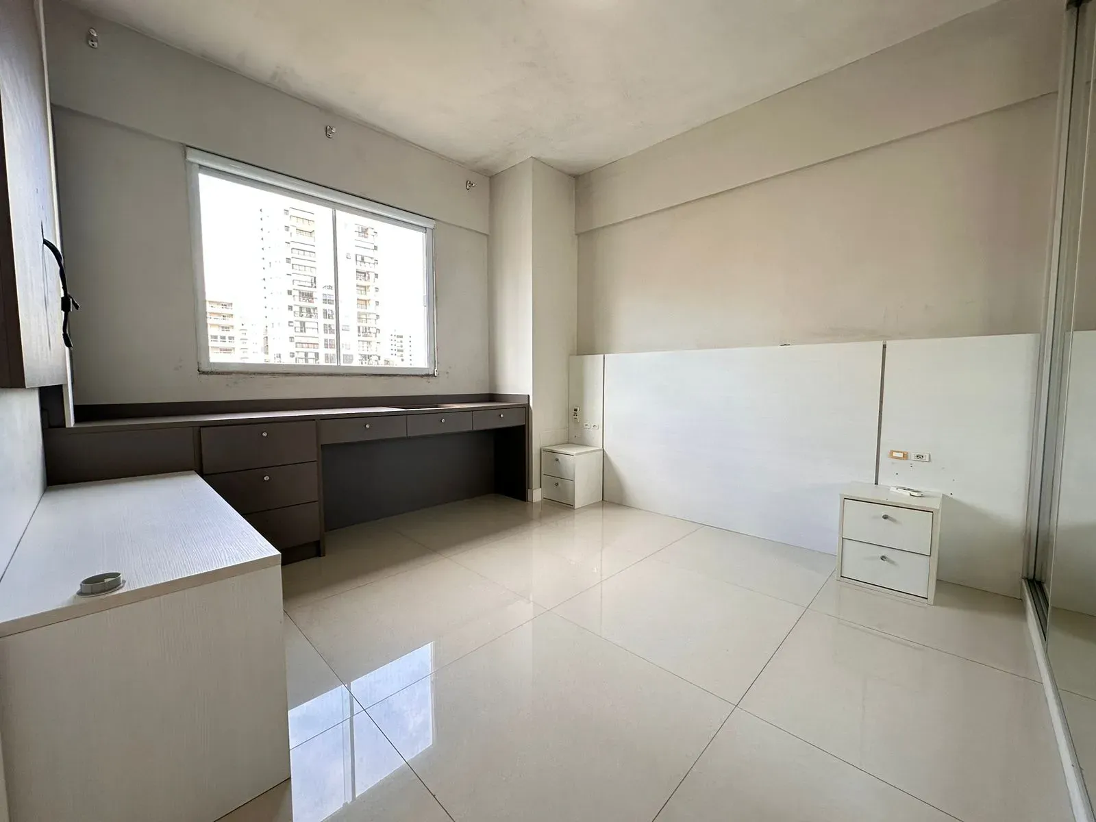 Apartamento com 3 dormitórios sendo 1 suíte e 1 vaga de garagem na Meia Praia, Itapema/SC