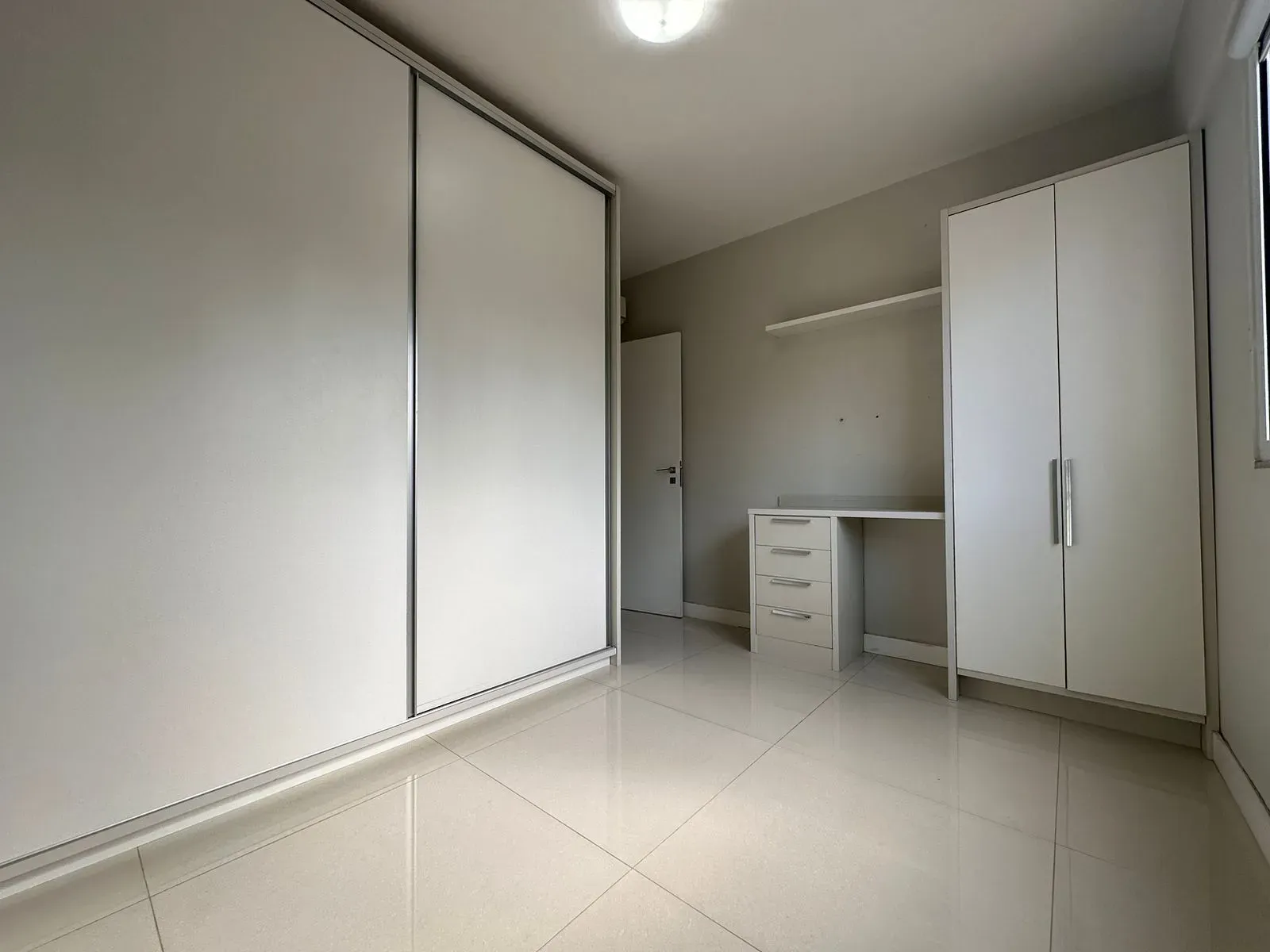 Apartamento com 3 dormitórios sendo 1 suíte e 1 vaga de garagem na Meia Praia, Itapema/SC