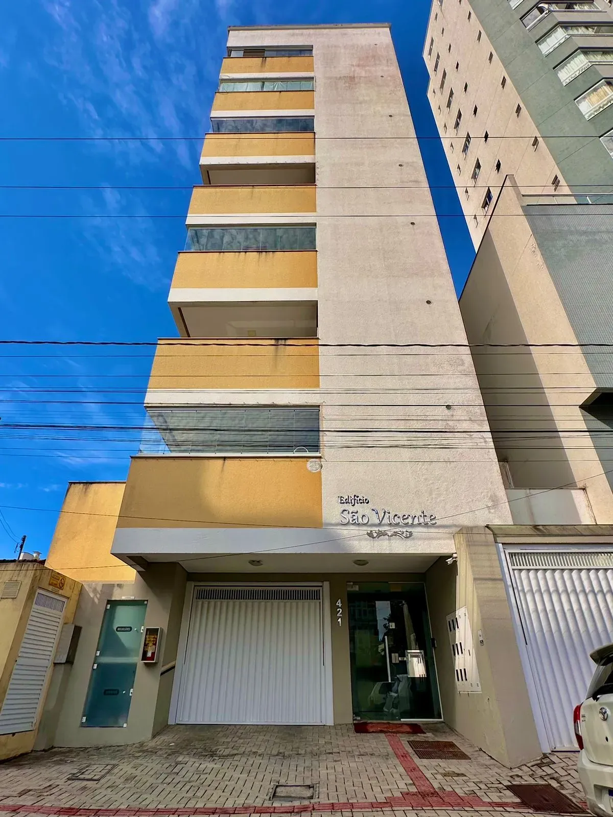 Apartamento com 3 dormitórios sendo 1 suíte e 1 vaga de garagem na Meia Praia, Itapema/SC