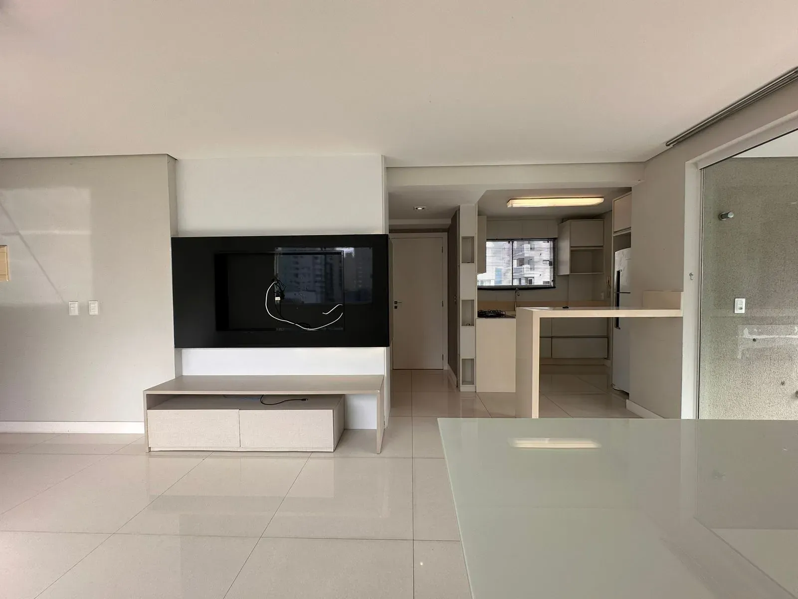 Apartamento com 3 dormitórios sendo 1 suíte e 1 vaga de garagem na Meia Praia, Itapema/SC