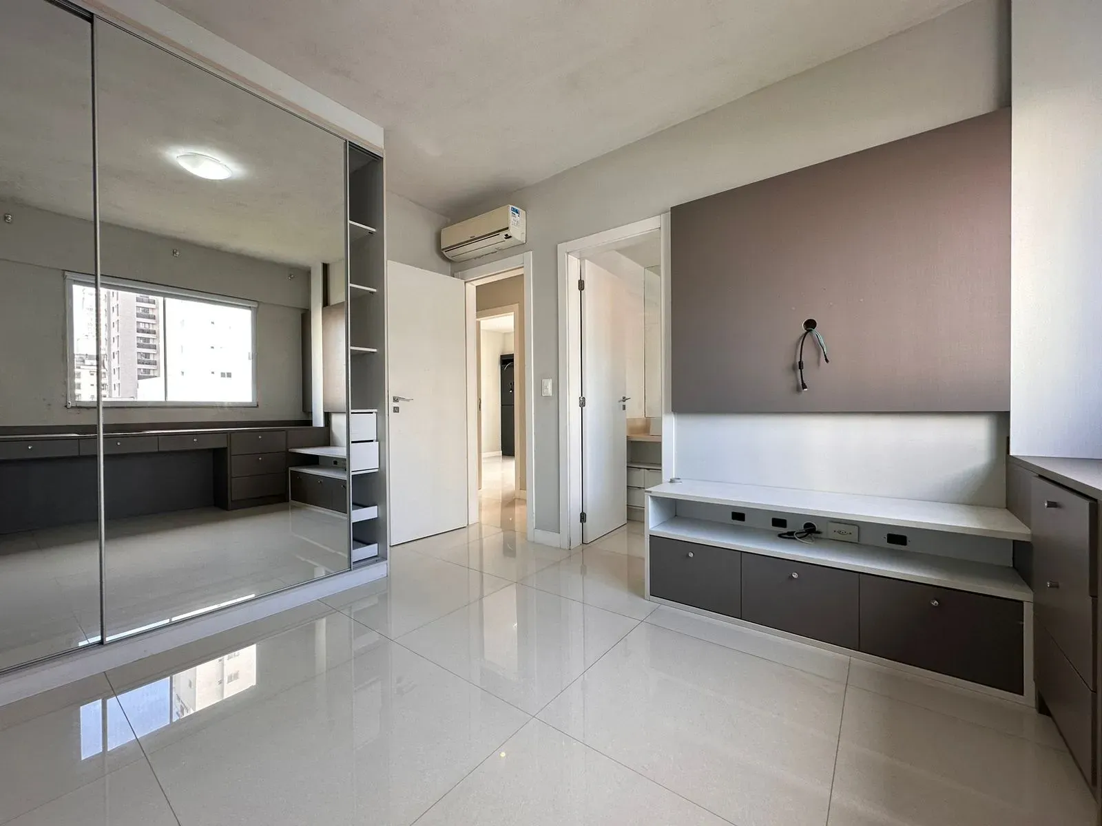 Apartamento com 3 dormitórios sendo 1 suíte e 1 vaga de garagem na Meia Praia, Itapema/SC