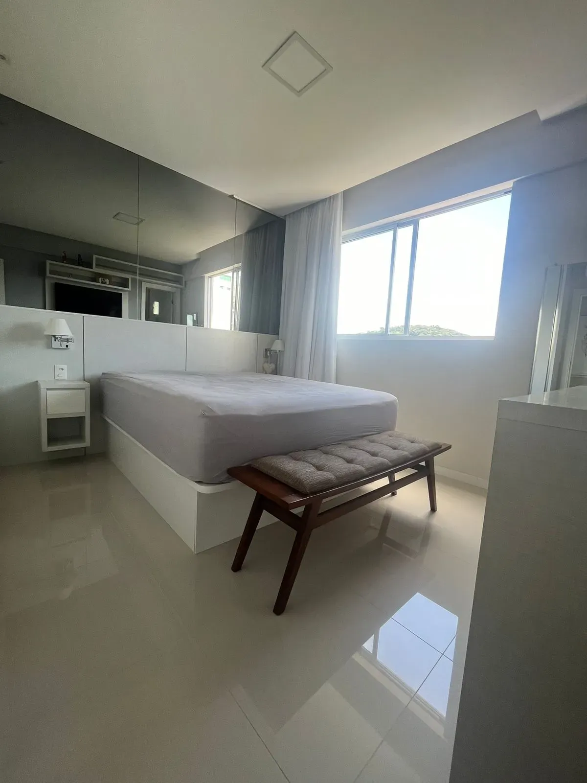 Apartamento com 2 suítes e 2 vagas de garagem no Bairro Pioneiros em Balneário Camboriú/SC