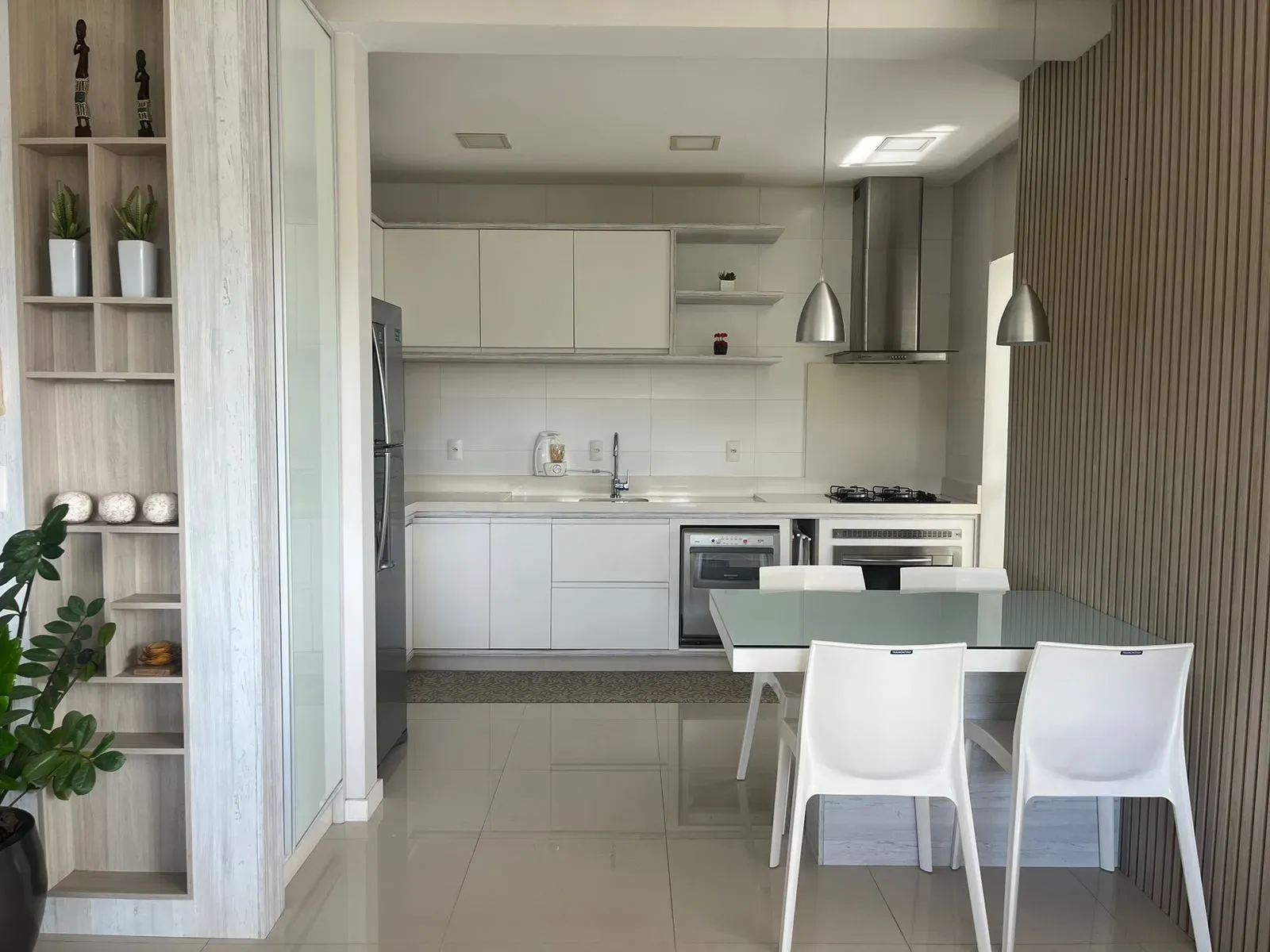 Apartamento com 2 suítes e 2 vagas de garagem no Bairro Pioneiros em Balneário Camboriú/SC