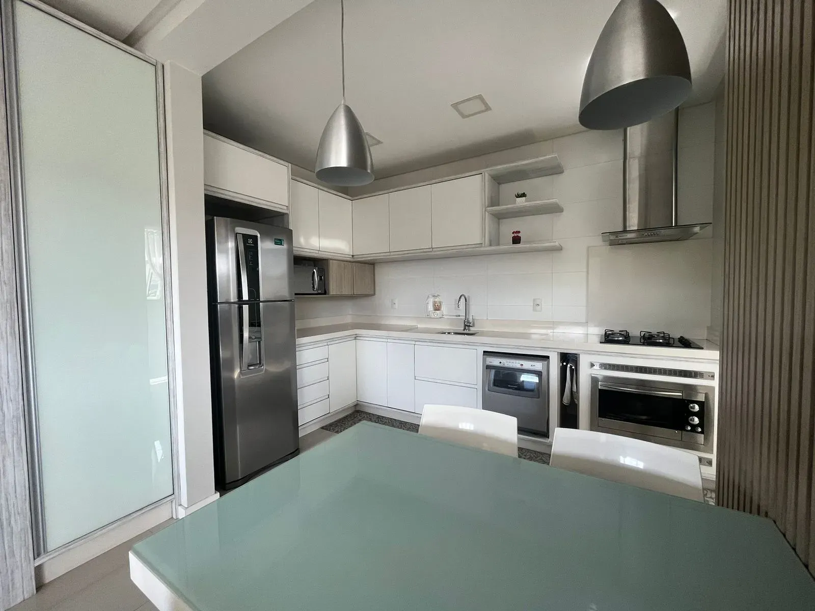 Apartamento com 2 suítes e 2 vagas de garagem no Bairro Pioneiros em Balneário Camboriú/SC