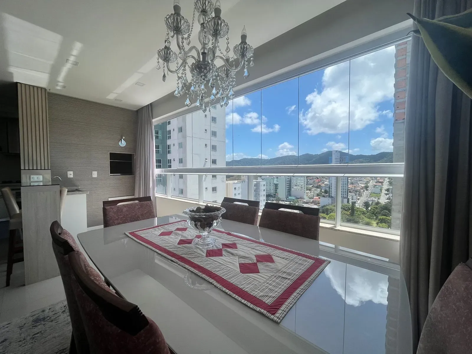 Apartamento com 2 suítes e 2 vagas de garagem no Bairro Pioneiros em Balneário Camboriú/SC