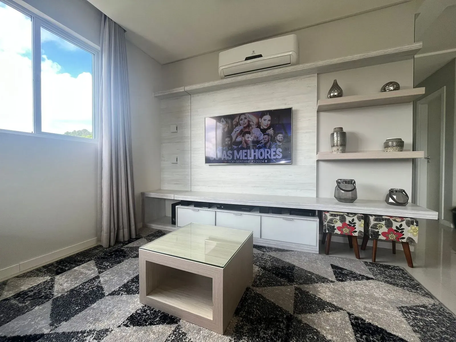 Apartamento com 2 suítes e 2 vagas de garagem no Bairro Pioneiros em Balneário Camboriú/SC