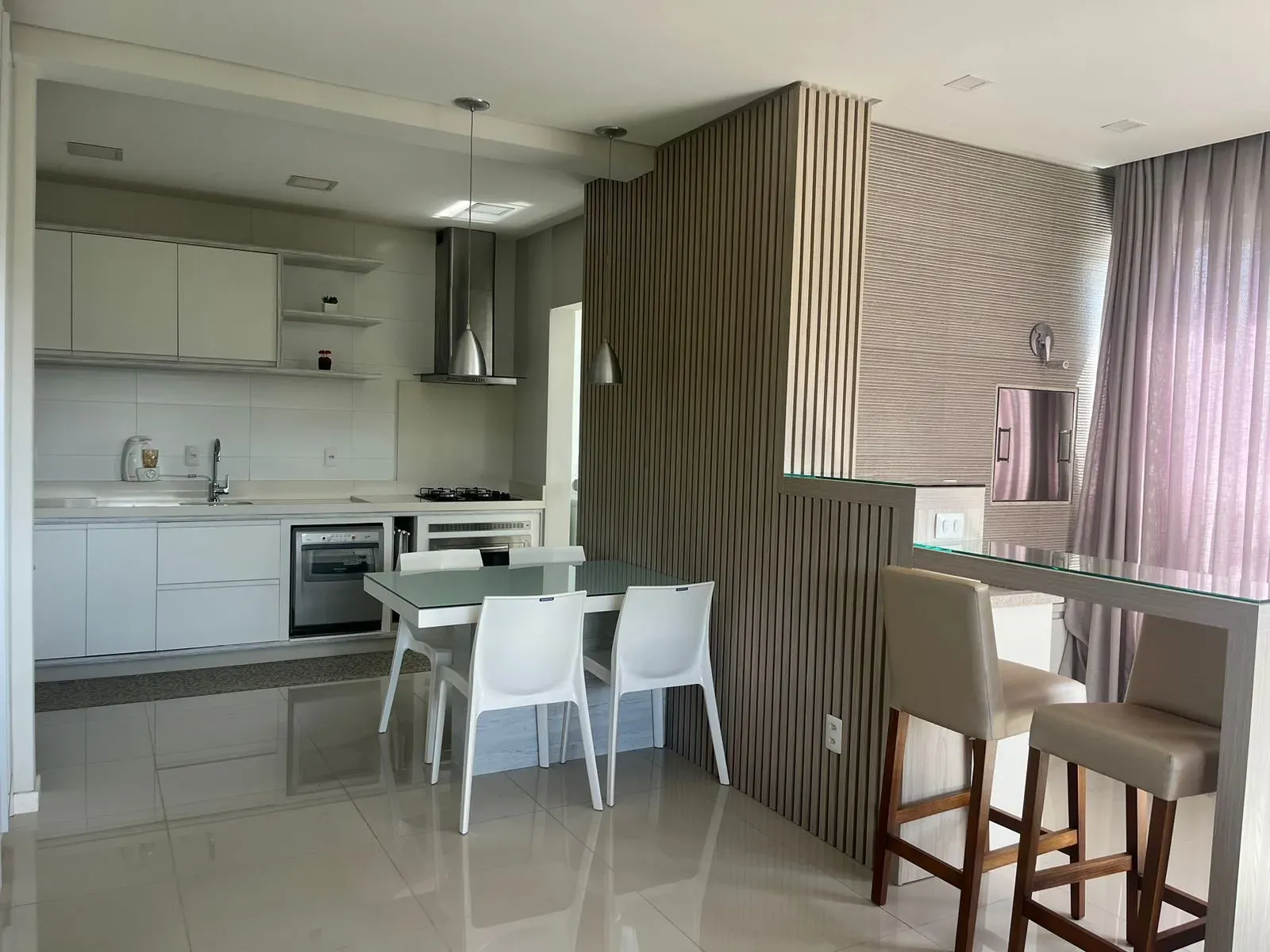 Apartamento com 2 suítes e 2 vagas de garagem no Bairro Pioneiros em Balneário Camboriú/SC