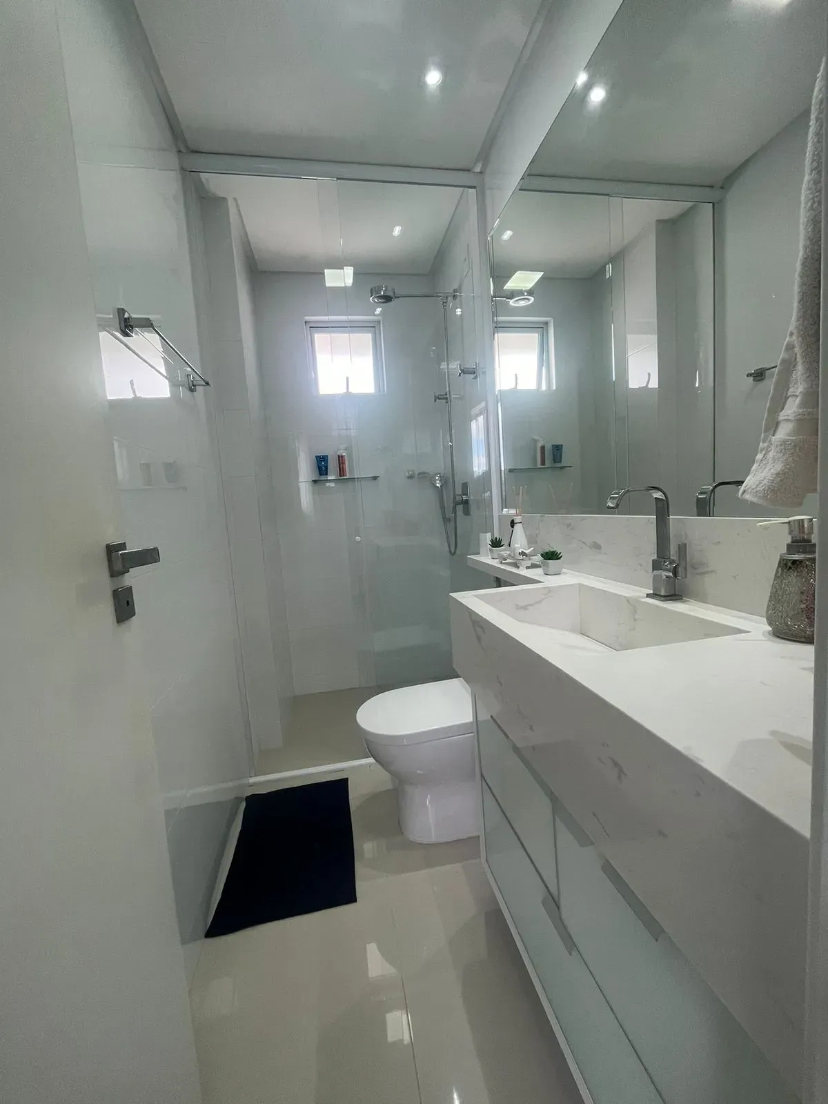 Apartamento com 2 suítes e 2 vagas de garagem no Bairro Pioneiros em Balneário Camboriú/SC