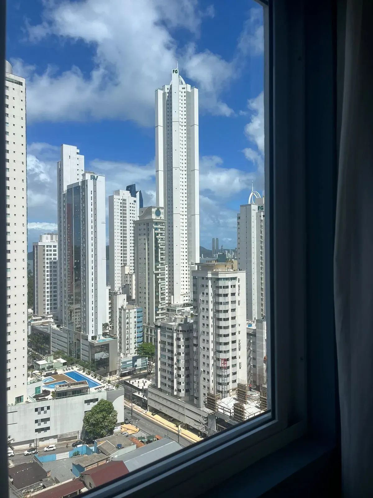 Apartamento com 2 suítes e 2 vagas de garagem no Bairro Pioneiros em Balneário Camboriú/SC