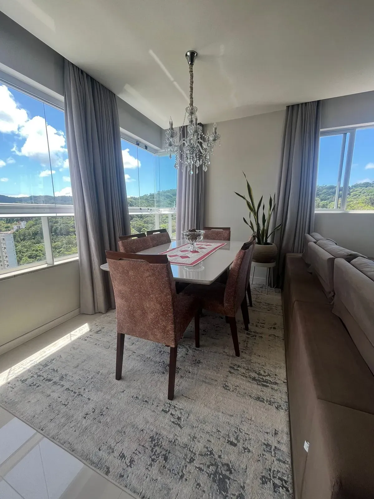 Apartamento com 2 suítes e 2 vagas de garagem no Bairro Pioneiros em Balneário Camboriú/SC