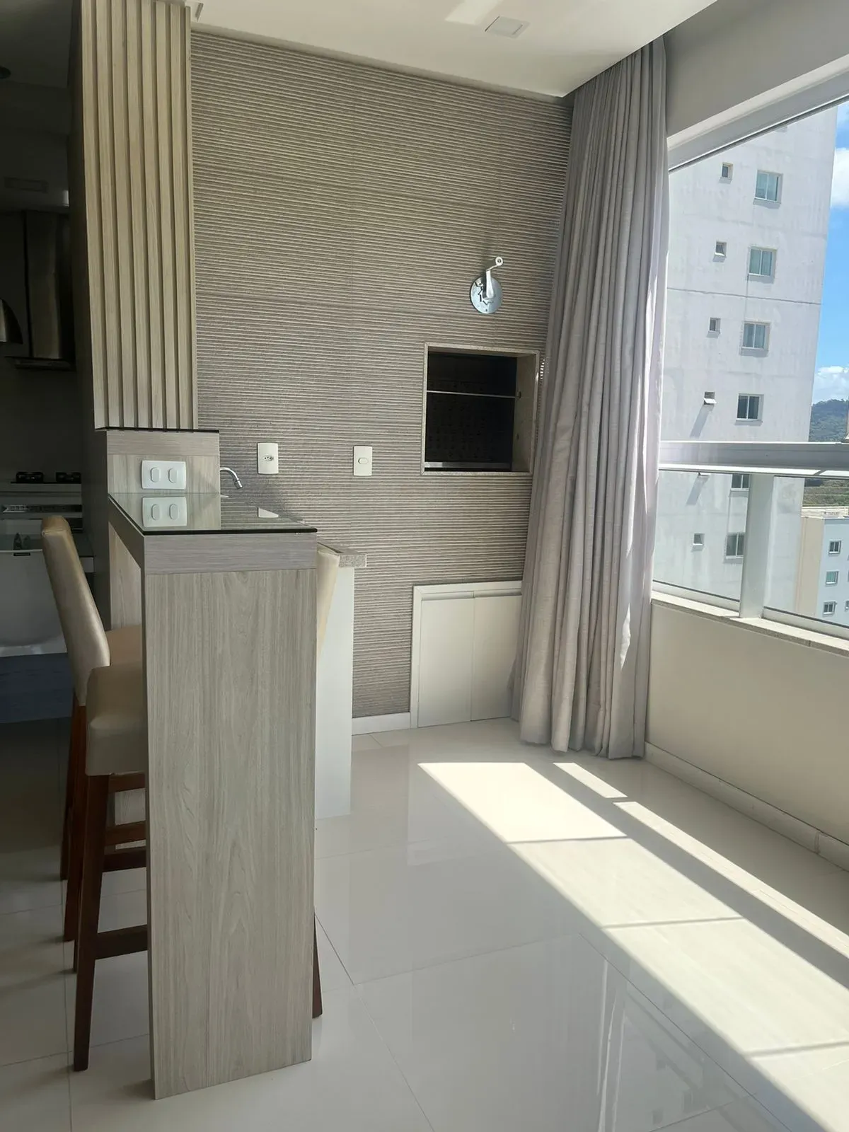 Apartamento com 2 suítes e 2 vagas de garagem no Bairro Pioneiros em Balneário Camboriú/SC
