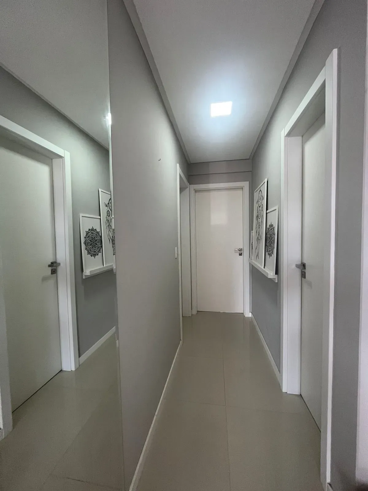 Apartamento com 2 suítes e 2 vagas de garagem no Bairro Pioneiros em Balneário Camboriú/SC