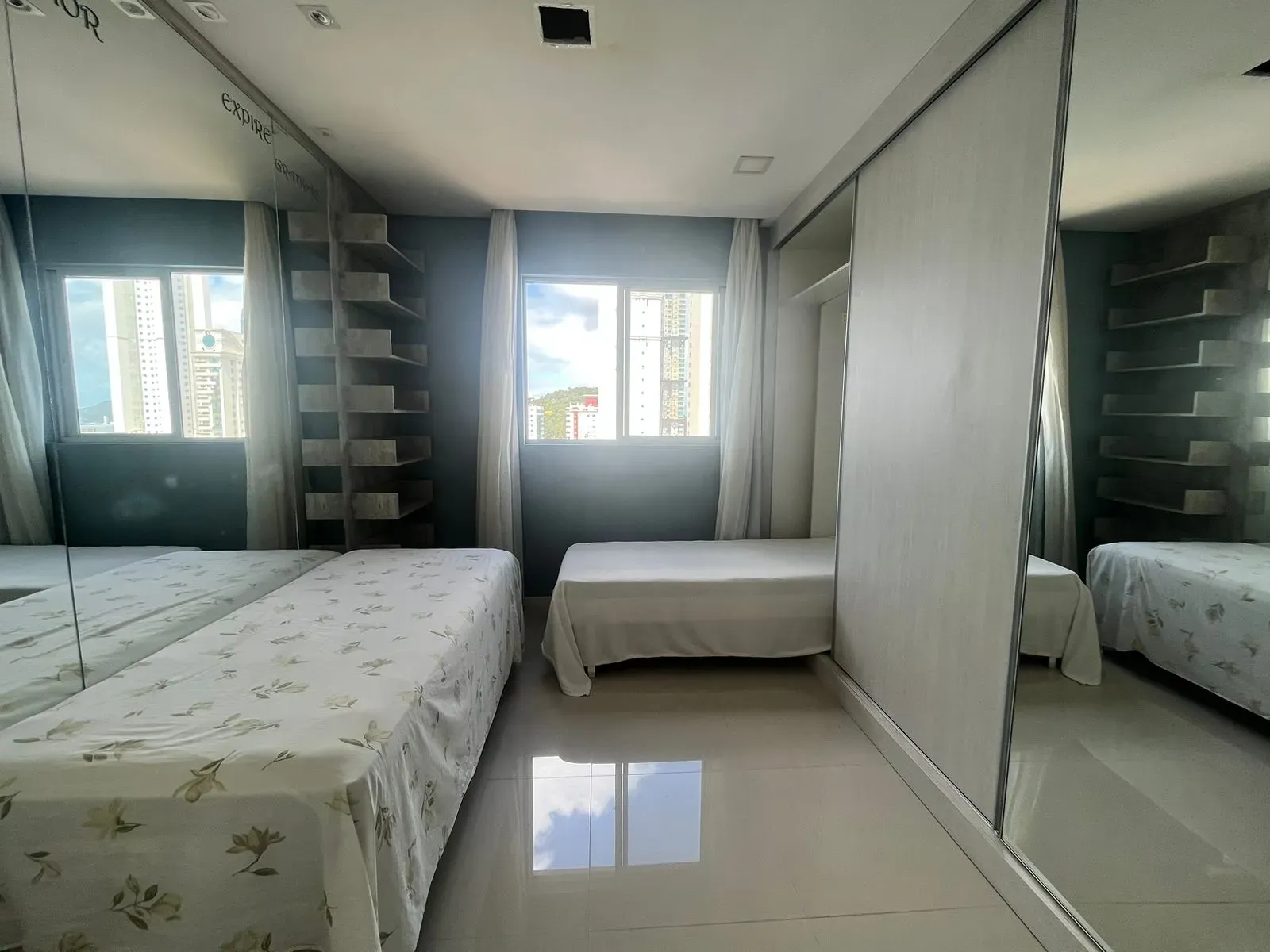 Apartamento com 2 suítes e 2 vagas de garagem no Bairro Pioneiros em Balneário Camboriú/SC